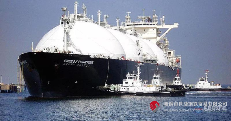 在河鋼集團舞鋼公司上下凝心聚力，對標一流，真抓實干，共克時艱的大氛圍下，3月初，從舞鋼二煉鋼傳來振奮人心的好消息：該廠9Ni鋼生產實現新突破，一舉打破不久之前剛剛創造的15連澆新紀錄，實現了16連澆，產品性能、質量、剩磁等技術指標均滿足相關標準要求，標志著舞鋼9Ni鋼生產技術水平再次實現新提升。  下一步，舞鋼將認真總結經驗，傳承革新，不斷攻關，實現9Ni鋼16爐連澆的常態化。在此基礎上，繼續加強研究，把9Ni鋼技術升級的成果向其他鋼種推廣，讓舞鋼高端產品競爭力得到持續不斷的提升。  9NI（9%Ni鋼）是1944年開發的W(Ni)一9%的中合金鋼，由美國國際鎳公司的產品研究實驗室研制成功，它是一種低碳調質鋼，組織為馬氏體加貝氏體。  9Ni鋼板，又稱06Ni9DR低溫容器鋼板06Ni9DR執行標準和成分性能詳解，是一種低溫壓力容器鋼板，主要用于低溫儲罐，LNG船舶及儲罐等低溫設備的制造。液化天然氣（LNG）動力汽車運輸船——7500車位汽車滾裝船由上海船舶研究設計院研發設計，是為德國大眾汽車集團制造的。舞鋼為其研發生產40毫米厚、-196℃超低溫沖擊韌性的9Ni（鎳）優質鋼板，實現替代進口。  1678721428129895.jpg  這種鋼材在極低溫度下具有良好的韌性和高強度，而且與奧氏體不銹鋼和鋁合金相比具有熱脹系數小，經濟性好，使用溫度最低可達一196℃，自1960年通過研究證明不進行焊后消除應力熱處理亦可安全使用以來，9%Ni鋼就成為用于制造大型LNG儲罐的主要材料之一。  鋼的主要特點是高鎳含量、高純凈度、較高強度、高的低溫沖擊韌性、良好焊接性能。通過研發，鋼材可以達到以下性能指標： 9%Ni鋼：ReH≥585MPa，Rm = 680～820MPa，A≥18%，-196℃，AKv（T）≥150J，AKv（T）≥80J（歐盟標準）。  9Ni鋼是國內外業界公認的高技術含量、高生產難度的鋼種，屬于“鋼板上的皇冠”。船用9Ni鋼主要應用于制造液化天然氣的存儲和運輸裝置，是低溫鋼材中技術水平最高、生產難度最大、附加值最高的產品之一，能否生產此類產品，是鋼鐵企業整體技術水平的重要標志。  作為國內僅有的數家具備供應高等級9Ni鋼的生產企業之一，河鋼舞鋼（0375-8137297）高度重視高等級9Ni鋼的開發和應用，研制的9Ni鋼順利通過6家主流船級社的認證，具備了批量生產大型船用9Ni鋼能力，供貨我國某陸地LNG燃料儲罐項目建造，并且成功出口國外。    9Ni鋼板標準： GB 24510-2009	EN 10028-4-2003	JIS G3127-2005	CCS-2007	ASME 9Ni490	X8Ni9+NT640	SL9N520	9Ni	SA-353 9Ni590A	X8Ni9+QT680	SL9N590	SA-553-1 9Ni590B	X7Ni9+QT680