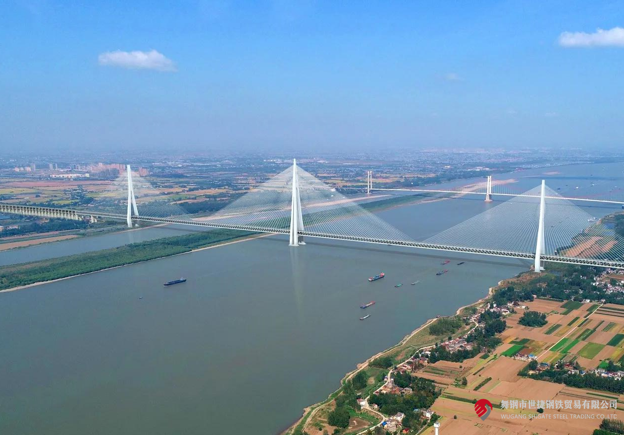 4月10日，中央電視臺《新聞聯播》和《東方時空》節目同時播報了世界最大跨度三塔斜拉橋——馬鞍山長江公鐵大橋主塔開始吊裝的消息。該項目建設過程中，河鋼集團舞鋼公司累計為其供應高級別橋梁鋼板Q370qE、Q420qE、Q500qE近6萬噸，用于該橋關鍵部位建設。其中，批量供貨的高級別橋梁鋼Q500qE各項技術指標世界領先。目前，舞鋼高端橋梁鋼實現了從Q345到Q690級別的全覆蓋。    2219e9e1e81cd18f2738bf2b469e6b98.png  近年來，舞鋼加速“兩個結構”優化，以高端客戶需求和產業鏈高質量發展為導向，不斷推動技術和產品升級。針對項目需求，舞鋼成立攻關團隊，與客戶深度對接，精心設計生產保供方案，通過精確控制冶煉過程，確保了鋼板內部質量穩定；創新軋制、熱處理工藝，攻克制約鋼板強度提升的工藝瓶頸，確保了鋼板各項性能全部滿足客戶要求。  為了保證在極短的交貨期內實現高質量交貨，舞鋼集中各類優勢資源，創新橋梁鋼生產工藝，將交貨期縮短了約5天時間。在客戶的加工使用、安裝等各環節，舞鋼技術營銷服務團隊及進跟進，為其提供精準、專業的服務，贏得了客戶信賴。  馬鞍山長江公鐵大橋單跨1120米，雙跨連續跨度2240米；中塔塔高345米，相當于115層樓，為目前世界最高橋塔；承臺長89.2米、寬54.7米，平面面積近5000平方米，相當于8個標準籃球場，為目前世界最大規模的橋梁樁基礎。