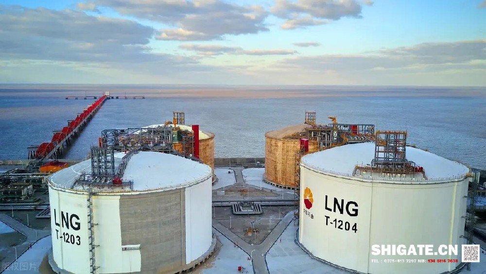 9NI(9%Ni鋼)是1944年開發(fā)的W(Ni)一9%的中合金鋼,由美國國際鎳公司的產(chǎn)品研究實(shí)驗(yàn)室研制成功,它是一種低碳調(diào)質(zhì)鋼,組織為馬氏體加貝氏體。9Ni鋼板,又稱06Ni9DR低溫容器鋼板06Ni9DR執(zhí)行標(biāo)準(zhǔn)和成分性能詳解,是一種低溫壓力容器鋼板,主要用于低溫儲罐,LNG船舶及儲罐等低溫設(shè)備的制造。液化天然氣(LNG)動力汽車運(yùn)輸船——7500車位汽車滾裝船由上海船舶研究設(shè)計(jì)院研發(fā)設(shè)計(jì),是為德國大眾汽車集團(tuán)制造的。舞鋼為其研發(fā)生產(chǎn)40毫米厚、-196℃超低溫沖擊韌性的9Ni(鎳)優(yōu)質(zhì)鋼板,實(shí)現(xiàn)替代進(jìn)口。 v2-cfeb3434a8309bb0204f8d9273dc11d5_r.jpg 這種鋼材在極低溫度下具有良好的韌性和高強(qiáng)度,而且與奧氏體不銹鋼和鋁合金相比具有熱脹系數(shù)小,經(jīng)濟(jì)性好,使用溫度最低可達(dá)一196℃,自1960年通過研究證明不進(jìn)行焊后消除應(yīng)力熱處理亦可安全使用以來,9%Ni鋼就成為用于制造大型LNG儲罐的主要材料之一。鋼的主要特點(diǎn)是高鎳含量、高純凈度、較高強(qiáng)度、高的低溫沖擊韌性、良好焊接性能。通過研發(fā),鋼材可以達(dá)到以下性能指標(biāo): 9%Ni鋼:ReH≥585MPa,Rm = 680~820MPa,A≥18%,-196℃,AKv(T)≥150J,AKv(T)≥80J(歐盟標(biāo)準(zhǔn))。 9Ni鋼是國內(nèi)外業(yè)界公認(rèn)的高技術(shù)含量、高生產(chǎn)難度的鋼種,屬于“鋼板上的皇冠”。船用9Ni鋼主要應(yīng)用于制造液化天然氣的存儲和運(yùn)輸裝置,是低溫鋼材中技術(shù)水平最高、生產(chǎn)難度最大、附加值最高的產(chǎn)品之一,能否生產(chǎn)此類產(chǎn)品,是鋼鐵企業(yè)整體技術(shù)水平的重要標(biāo)志。 作為國內(nèi)僅有的數(shù)家具備供應(yīng)高等級9Ni鋼的生產(chǎn)企業(yè)之一,河鋼舞鋼(0375-8137297)高度重視高等級9Ni鋼的開發(fā)和應(yīng)用,研制的9Ni鋼順利通過6家主流船級社的認(rèn)證,具備了批量生產(chǎn)大型船用9Ni鋼能力,供貨我國某陸地LNG燃料儲罐項(xiàng)目建造,并且成功出口國外。 9Ni鋼板標(biāo)準(zhǔn): GB 24510-2009 EN 10028-4-2003 JIS G3127-2005 CCS-2007 ASME 9Ni490 X8Ni9+NT640 SL9N520 9Ni SA-353 9Ni590A X8Ni9+QT680 SL9N590 SA-553-1 9Ni590B X7Ni9+QT680 執(zhí)行標(biāo)準(zhǔn)免費(fèi)下載: GB_T 24510-2017 低溫壓力容器用鎳合金鋼板 9NI(9%Ni鋼)是1944年開發(fā)的W(Ni)一9%的中合金鋼,由美國國際鎳公司的產(chǎn)品研究實(shí)驗(yàn)室研制成功,它是一種低碳調(diào)質(zhì)鋼,組織為馬氏體加貝氏體。9Ni鋼板,又稱06Ni9DR低溫容器鋼板06Ni9DR執(zhí)行標(biāo)準(zhǔn)和成分性能詳解,是一種低溫壓力容器鋼板,主要用于低溫儲罐,LNG船舶及儲罐等低溫設(shè)備的制造。液化天然氣(LNG)動力汽車運(yùn)輸船——7500車位汽車滾裝船由上海船舶研究設(shè)計(jì)院研發(fā)設(shè)計(jì),是為德國大眾汽車集團(tuán)制造的。舞鋼為其研發(fā)生產(chǎn)40毫米厚、-196℃超低溫沖擊韌性的9Ni(鎳)優(yōu)質(zhì)鋼板,實(shí)現(xiàn)替代進(jìn)口。 v2-cfeb3434a8309bb0204f8d9273dc11d5_r.jpg 這種鋼材在極低溫度下具有良好的韌性和高強(qiáng)度,而且與奧氏體不銹鋼和鋁合金相比具有熱脹系數(shù)小,經(jīng)濟(jì)性好,使用溫度最低可達(dá)一196℃,自1960年通過研究證明不進(jìn)行焊后消除應(yīng)力熱處理亦可安全使用以來,9%Ni鋼就成為用于制造大型LNG儲罐的主要材料之一。鋼的主要特點(diǎn)是高鎳含量、高純凈度、較高強(qiáng)度、高的低溫沖擊韌性、良好焊接性能。通過研發(fā),鋼材可以達(dá)到以下性能指標(biāo): 9%Ni鋼:ReH≥585MPa,Rm = 680~820MPa,A≥18%,-196℃,AKv(T)≥150J,AKv(T)≥80J(歐盟標(biāo)準(zhǔn))。 9Ni鋼是國內(nèi)外業(yè)界公認(rèn)的高技術(shù)含量、高生產(chǎn)難度的鋼種,屬于“鋼板上的皇冠”。船用9Ni鋼主要應(yīng)用于制造液化天然氣的存儲和運(yùn)輸裝置,是低溫鋼材中技術(shù)水平最高、生產(chǎn)難度最大、附加值最高的產(chǎn)品之一,能否生產(chǎn)此類產(chǎn)品,是鋼鐵企業(yè)整體技術(shù)水平的重要標(biāo)志。 作為國內(nèi)僅有的數(shù)家具備供應(yīng)高等級9Ni鋼的生產(chǎn)企業(yè)之一,河鋼舞鋼(0375-8137297)高度重視高等級9Ni鋼的開發(fā)和應(yīng)用,研制的9Ni鋼順利通過6家主流船級社的認(rèn)證,具備了批量生產(chǎn)大型船用9Ni鋼能力,供貨我國某陸地LNG燃料儲罐項(xiàng)目建造,并且成功出口國外。 9Ni鋼板標(biāo)準(zhǔn): GB 24510-2009 EN 10028-4-2003 JIS G3127-2005 CCS-2007 ASME 9Ni490 X8Ni9+NT640 SL9N520 9Ni SA-353 9Ni590A X8Ni9+QT680 SL9N590 SA-553-1 9Ni590B X7Ni9+QT680 執(zhí)行標(biāo)準(zhǔn)免費(fèi)下載: GB_T 24510-2017 低溫壓力容器用鎳合金鋼板