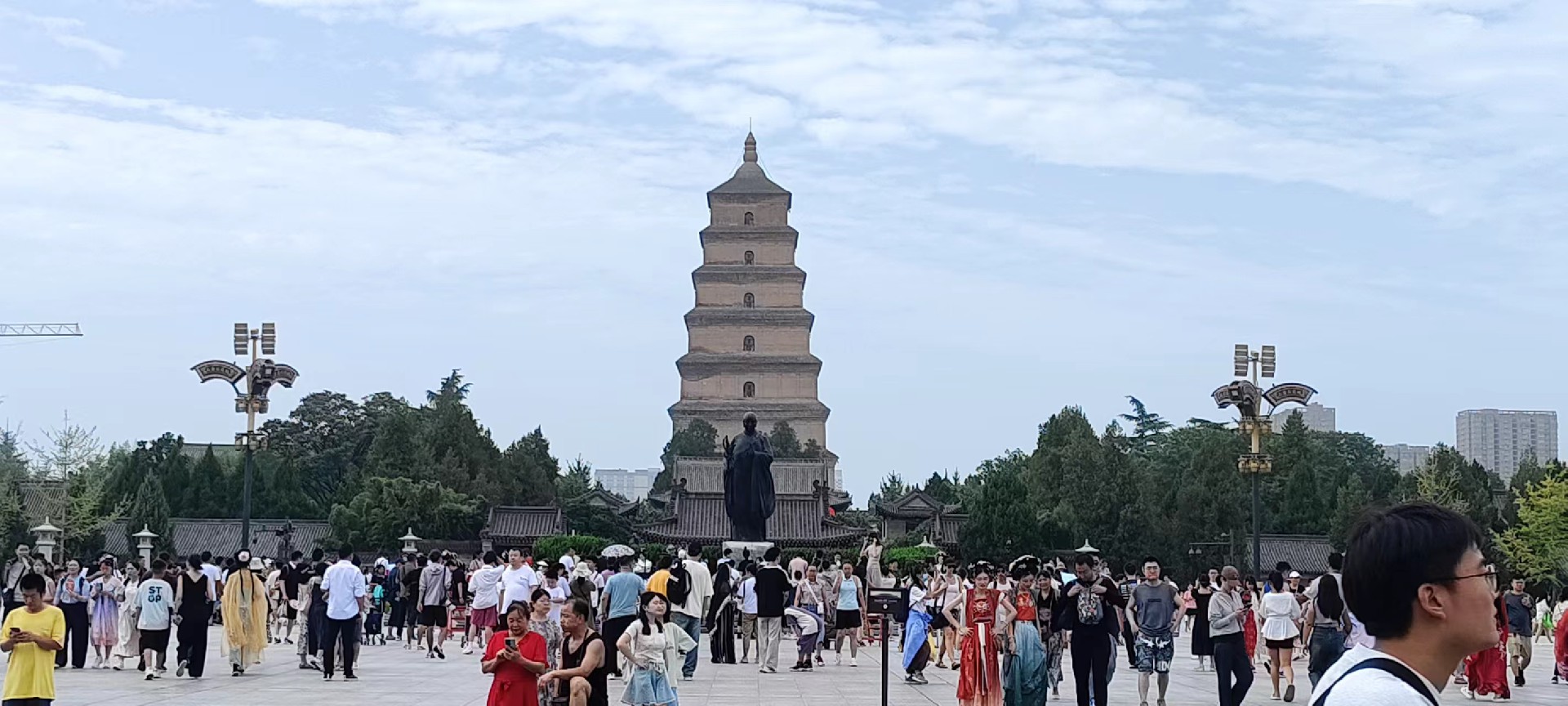 西安是國務院公布的首批國家歷史文化名城，有西周、秦、西漢、唐等在內的13個朝代在此建都，是世界四大古都之一，中國古都學會認定的中國建都朝代最多、帝都歷史最長的古都。曾經作為中國首都和政治、經濟、文化中心長達1100多年。旅游景點有秦始皇兵馬俑博物館、大雁塔、陜西歷史博物館、華清池景區、碑林博物館等