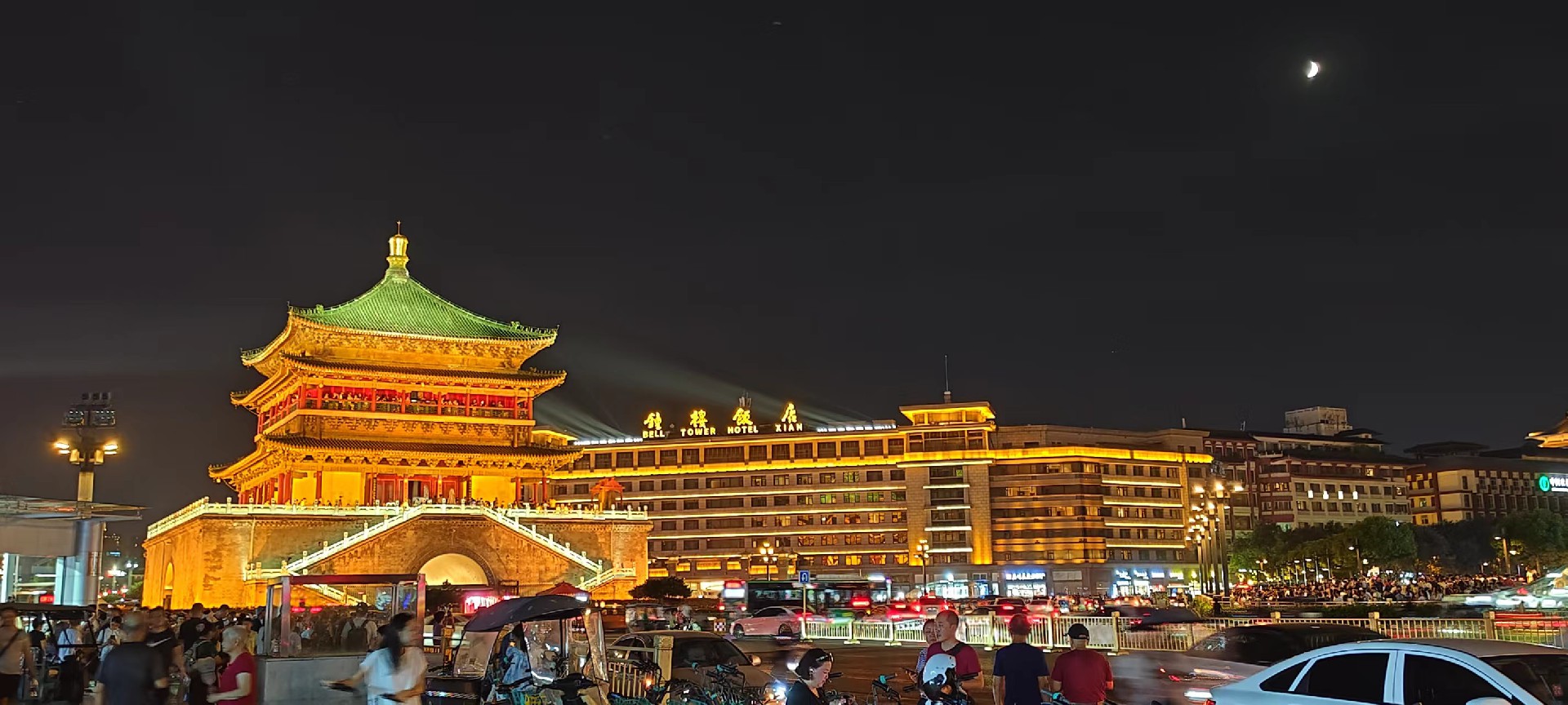 西安是國務院公布的首批國家歷史文化名城，有西周、秦、西漢、唐等在內的13個朝代在此建都，是世界四大古都之一，中國古都學會認定的中國建都朝代最多、帝都歷史最長的古都。曾經作為中國首都和政治、經濟、文化中心長達1100多年。旅游景點有秦始皇兵馬俑博物館、大雁塔、陜西歷史博物館、華清池景區、碑林博物館等