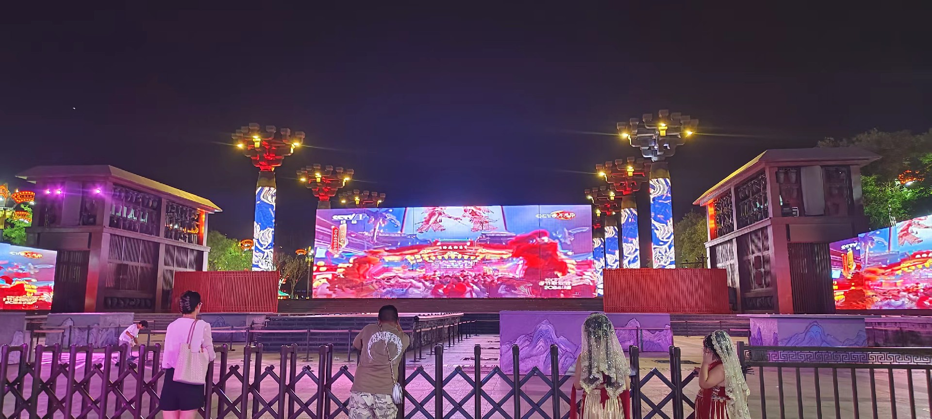 西安是國務院公布的首批國家歷史文化名城，有西周、秦、西漢、唐等在內的13個朝代在此建都，是世界四大古都之一，中國古都學會認定的中國建都朝代最多、帝都歷史最長的古都。曾經作為中國首都和政治、經濟、文化中心長達1100多年。旅游景點有秦始皇兵馬俑博物館、大雁塔、陜西歷史博物館、華清池景區、碑林博物館等