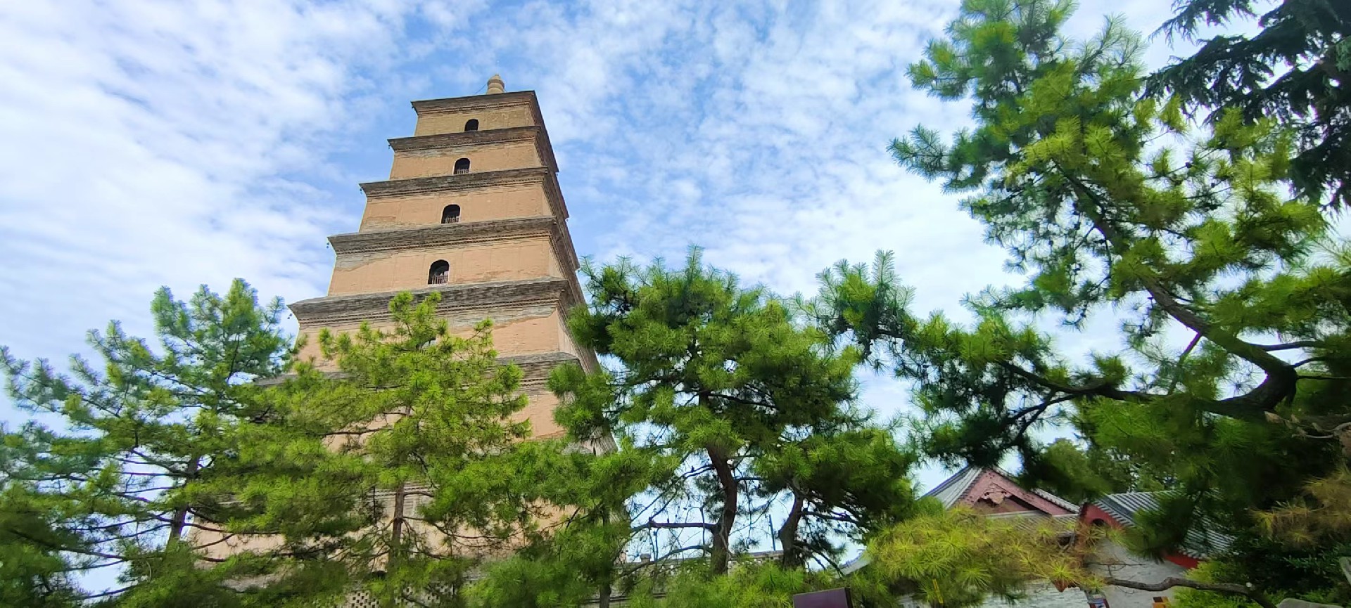 西安是國務院公布的首批國家歷史文化名城，有西周、秦、西漢、唐等在內的13個朝代在此建都，是世界四大古都之一，中國古都學會認定的中國建都朝代最多、帝都歷史最長的古都。曾經作為中國首都和政治、經濟、文化中心長達1100多年。旅游景點有秦始皇兵馬俑博物館、大雁塔、陜西歷史博物館、華清池景區、碑林博物館等