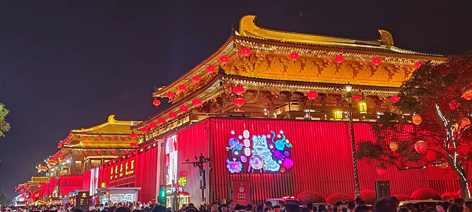 西安是國務院公布的首批國家歷史文化名城，有西周、秦、西漢、唐等在內的13個朝代在此建都，是世界四大古都之一，中國古都學會認定的中國建都朝代最多、帝都歷史最長的古都。曾經作為中國首都和政治、經濟、文化中心長達1100多年。旅游景點有秦始皇兵馬俑博物館、大雁塔、陜西歷史博物館、華清池景區、碑林博物館等