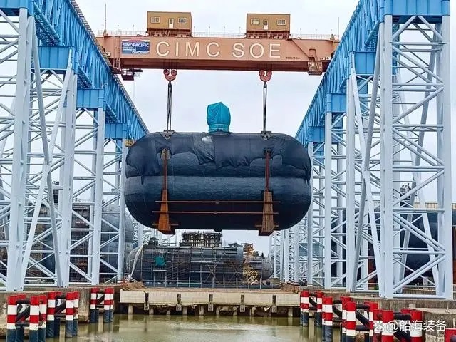 近日,南通中集太平洋海洋工程有限公司(以下簡稱“CIMC SOE”)為舟山長宏國際船舶修造有限公司(以下簡稱“長宏國際”)建造的7500立方全球首制堆疊式LNG雙耳船用燃料罐第一、二船套(T154/155)順利裝船發(fā)運。該燃料罐后續(xù)將安裝在11500TEU集裝箱船上。在該燃料罐制造過程中,河鋼集團舞鋼公司生產(chǎn)的1357噸高性能9Ni鋼板獨家用于該燃料罐制造。 2024年,舞鋼堅定路徑自信,深度貼近市場、貼近客戶,加快由單純生產(chǎn)型企業(yè)向“制造+服務(wù)”型企業(yè)轉(zhuǎn)變。充分發(fā)揮技術(shù)優(yōu)勢,各營銷網(wǎng)點和高端高效益產(chǎn)品技術(shù)攻關(guān)團隊協(xié)同作戰(zhàn),根據(jù)高端客戶的差異化需求,不斷調(diào)整、優(yōu)化服務(wù)方案,為客戶提供最優(yōu)的服務(wù)。針對該項目打造全球首制堆疊式LNG雙耳船用燃料罐的設(shè)計思路,舞鋼營銷人員和科研人員在與客戶進行多次交流的基礎(chǔ)上,為其訂制一套專業(yè)的供貨方案,并成立專項攻關(guān)隊,確保了產(chǎn)品綜合性能及各項指標(biāo)均居國內(nèi)領(lǐng)先水平。 9Ni鋼是業(yè)界公認(rèn)技術(shù)含量高、生產(chǎn)難度大的鋼種,由于其在 -196℃環(huán)境下仍具有良好的沖擊性能及強韌性配比,同時兼具優(yōu)良的加工使用性能,被譽為“鋼板皇冠上的明珠”,常被應(yīng)用于LNG儲罐制造。舞鋼公司通過采取嚴(yán)控冶煉過程工藝細(xì)節(jié)、穩(wěn)定鋼板終軋溫度等措施,保證了9Ni鋼產(chǎn)品質(zhì)量不斷提升。目前舞鋼研發(fā)生產(chǎn)的9Ni鋼已順利通過NK、KR等9家國際主流船級社認(rèn)證。 該項目燃料罐采用堆疊式的雙耳罐設(shè)計。相比傳統(tǒng)的臥式雙耳罐,采用堆疊式雙耳罐設(shè)計可以最大限度利用現(xiàn)有空間,使空間利用率至少提高 40%以上,大大提高整船的運營經(jīng)濟性。 近日,南通中集太平洋海洋工程有限公司(以下簡稱“CIMC SOE”)為舟山長宏國際船舶修造有限公司(以下簡稱“長宏國際”)建造的7500立方全球首制堆疊式LNG雙耳船用燃料罐第一、二船套(T154/155)順利裝船發(fā)運。該燃料罐后續(xù)將安裝在11500TEU集裝箱船上。在該燃料罐制造過程中,河鋼集團舞鋼公司生產(chǎn)的1357噸高性能9Ni鋼板獨家用于該燃料罐制造。 2024年,舞鋼堅定路徑自信,深度貼近市場、貼近客戶,加快由單純生產(chǎn)型企業(yè)向“制造+服務(wù)”型企業(yè)轉(zhuǎn)變。充分發(fā)揮技術(shù)優(yōu)勢,各營銷網(wǎng)點和高端高效益產(chǎn)品技術(shù)攻關(guān)團隊協(xié)同作戰(zhàn),根據(jù)高端客戶的差異化需求,不斷調(diào)整、優(yōu)化服務(wù)方案,為客戶提供最優(yōu)的服務(wù)。針對該項目打造全球首制堆疊式LNG雙耳船用燃料罐的設(shè)計思路,舞鋼營銷人員和科研人員在與客戶進行多次交流的基礎(chǔ)上,為其訂制一套專業(yè)的供貨方案,并成立專項攻關(guān)隊,確保了產(chǎn)品綜合性能及各項指標(biāo)均居國內(nèi)領(lǐng)先水平。 9Ni鋼是業(yè)界公認(rèn)技術(shù)含量高、生產(chǎn)難度大的鋼種,由于其在 -196℃環(huán)境下仍具有良好的沖擊性能及強韌性配比,同時兼具優(yōu)良的加工使用性能,被譽為“鋼板皇冠上的明珠”,常被應(yīng)用于LNG儲罐制造。舞鋼公司通過采取嚴(yán)控冶煉過程工藝細(xì)節(jié)、穩(wěn)定鋼板終軋溫度等措施,保證了9Ni鋼產(chǎn)品質(zhì)量不斷提升。目前舞鋼研發(fā)生產(chǎn)的9Ni鋼已順利通過NK、KR等9家國際主流船級社認(rèn)證。 該項目燃料罐采用堆疊式的雙耳罐設(shè)計。相比傳統(tǒng)的臥式雙耳罐,采用堆疊式雙耳罐設(shè)計可以最大限度利用現(xiàn)有空間,使空間利用率至少提高 40%以上,大大提高整船的運營經(jīng)濟性。