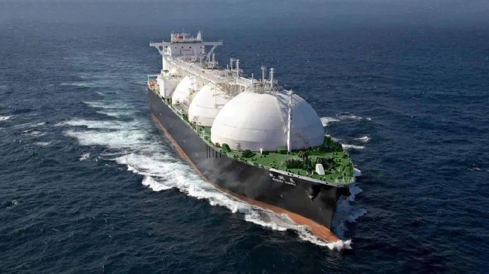 本報訊 9月20日，在萬里長江入海口北側的江蘇省啟東市，由南通中集太平洋海洋工程有限公司采用河鋼集團舞鋼公司高錳鋼制造的國內首臺套高錳鋼船“GasChemPhoenix”用燃料罐交付使用。舞鋼生產的高錳鋼在國內率先實現了實船應用，標志著新一代低成本、高性能超低溫用國產高錳鋼從材料的基礎研究向國內工程應用邁出了堅實的一步，對高錳低溫鋼的推廣和應用具有里程碑式的意義。 LNG（液化天然氣）新型低溫材料高錳鋼，是一種錳含量在22%~25%、不含鎳的一種純奧氏體合金鋼，具有良好低溫韌性、高強度、高延展性能，相比目前傳統(tǒng)LNG船罐材料所用的鎳系低溫鋼，有更加明顯的經濟效益。因此高錳鋼的應用對于LNG船舶制造企業(yè)降低生產成本、提升市場競爭力等方面有著重要的實際意義。  1728719721157406.jpg  為助力國家清潔能源水上應用，落實河鋼集團戰(zhàn)略部署，舞鋼作為中國特鋼生產基地，于2019年在國內率先工業(yè)化生產出不同厚度規(guī)格（8毫米~63.5毫米）的高錳鋼板。經中國船舶重工集團公司某研究所檢驗，該產品塑韌性優(yōu)良，指標遠超IMO（國際海事組織）和船規(guī)的最新要求，達到國際先進水平，打破了國外長期壟斷船用LNG高錳鋼的局面，率先填補了國內該種鋼材生產技術空白。 2022年以來，為了加速高錳鋼實船應用，由船級社、舞鋼、南通中集太平洋海洋工程有限公司及研究院所等單位共同組建聯(lián)合研發(fā)團隊，突破了高錳鋼的材料性能調控、焊材研發(fā)匹配、儲罐成型制備等一系列技術瓶頸，并發(fā)布了產品標準和應用指南，實現了我國高錳鋼從材料到應用全產業(yè)鏈條的原始創(chuàng)新。