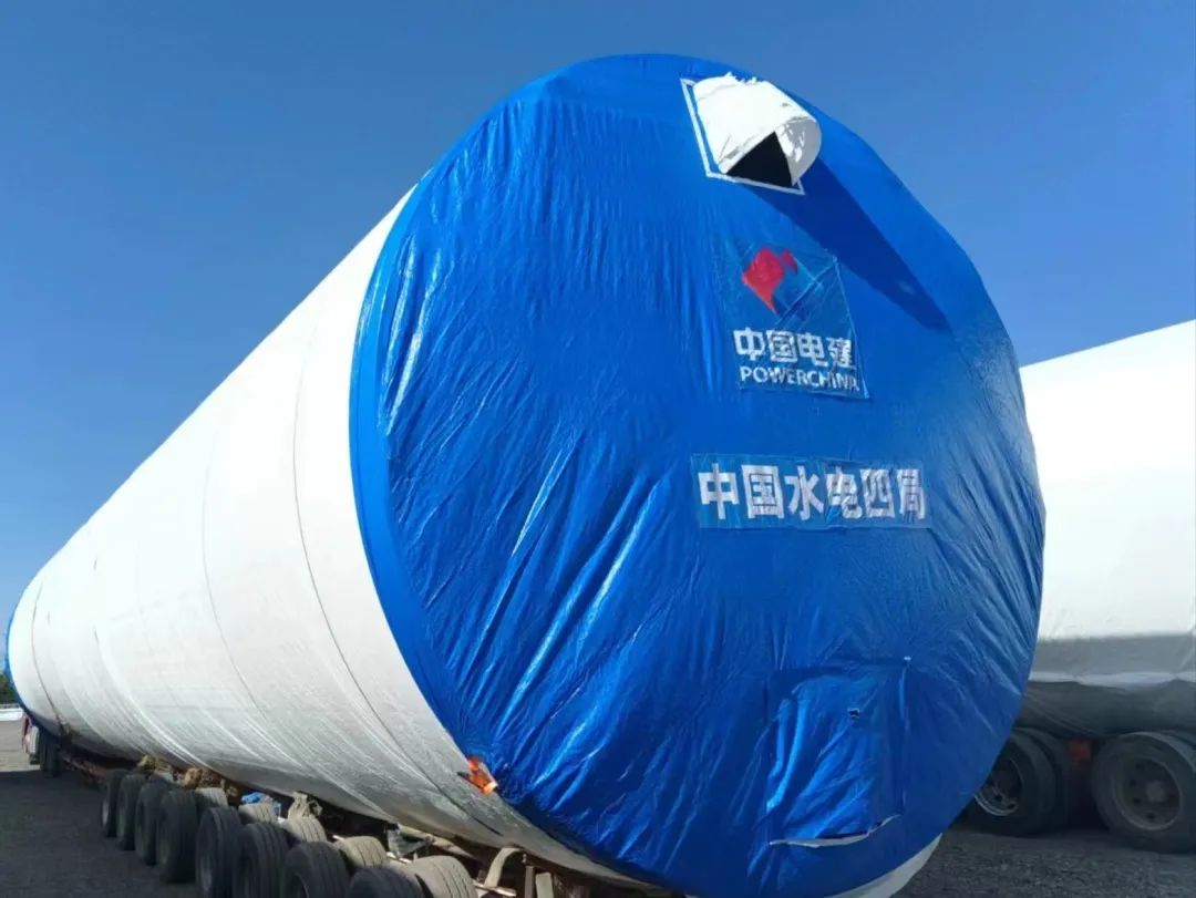 河鋼集團舞鋼生產的一批高端風電項目用鋼板如期發往客戶，將用于新彊吐魯番市重點能源項目——廣東能源托克遜縣100萬千瓦風電項目的風電塔筒制造。目前，舞鋼已累計向該項目供應高端風電項目用鋼板近2萬噸。 在供貨過程中，舞鋼強化項目跟蹤和技術營銷，針對該項目設計和建設所需，為用戶設計從生產到供貨以及后期服務的一攬子解決方案。在生產過程中，舞鋼根據客戶所需，不斷推動工藝和流程優化，先后攻克冶煉和軋制環節的多個難題，滿足了客戶對鋼板表面質量的特殊需求，并保證了按期高質量交付。 廣東能源托克遜縣100萬千瓦風電項目（一期50萬千瓦）位于新疆維吾爾自治區吐魯番市托克遜縣，屬于小草湖風區。風電場距離托克遜縣僅14公里，距烏魯木齊市約130公里。海拔集中在45至125米，場地開闊，地形較平坦，地勢東南部低、西北部高。本工程擬安裝50臺風力發電機組，機組塔高126.1米，總工程量約26000噸，是新疆首個直徑超過6米的單機容量達10兆瓦的非分片式風電塔筒。  此項目為新建工程，地處新疆傳統九大風區之一的吐魯番西部風區核心位置，擁有得天獨厚的自然資源，與吐魯番市、烏魯木齊兩大用電負荷中心接壤，具備天然的負荷消納優勢。項目投產后，年上網電量約23億千瓦時，可節約標準煤約70萬噸，每年可減少二氧化碳排放233萬噸，將具有良好的經濟效益和生態效益。  百萬千瓦級風電項目的開工建設，標志著吐魯番市在打造千萬千瓦級大型清潔能源基地的征程上又邁出了跨越式的一步，將有力推動吐魯番綠色新能源產業進入發展新時期，為建設全疆經濟高質量發展示范區提供新的、強有力的支撐。