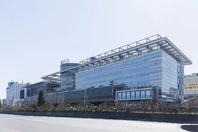 鋼鐵行業(yè)是全球工業(yè)體系中的重要支柱之一,其產(chǎn)品廣泛應(yīng)用于基礎(chǔ)設(shè)施建設(shè)、機(jī)械制造、汽車工業(yè)等領(lǐng)域。隨著全球工業(yè)化進(jìn)程的不斷深入,鋼鐵行業(yè)呈現(xiàn)出國際化競爭格局。在眾多鋼鐵制造企業(yè)中,有6家公司以其出色的經(jīng)營業(yè)績和強(qiáng)大的市場地位脫穎而出,成為了世界鋼鐵制造業(yè)的領(lǐng)軍企業(yè)。  第一，是總部位于中國的寶鋼集團(tuán)。寶鋼集團(tuán)創(chuàng)立于1992年,作為中國最大的鋼鐵生產(chǎn)企業(yè),其年產(chǎn)鋼鐵超過1億噸,在全球鋼鐵企業(yè)中居首位。寶鋼集團(tuán)擁有先進(jìn)的煉鋼技術(shù)和完善的產(chǎn)業(yè)鏈,產(chǎn)品涵蓋了碳鋼、合金鋼、不銹鋼等多個品類,廣泛應(yīng)用于汽車、家電、建筑等領(lǐng)域。在國內(nèi)市場上,寶鋼集團(tuán)占據(jù)主導(dǎo)地位,同時也積極拓展海外市場,在全球范圍內(nèi)享有較高的品牌知名度。   第二，是同樣總部設(shè)在中國的武鋼集團(tuán)。武鋼集團(tuán)成立于1958年,是中國最早的鋼鐵生產(chǎn)企業(yè)之一,擁有悠久的歷史和豐富的生產(chǎn)經(jīng)驗。該集團(tuán)主營碳鋼和合金鋼的生產(chǎn),年產(chǎn)量超過5000萬噸,位居全球第二。武鋼集團(tuán)不僅在國內(nèi)市場占有重要地位,同時也積極開拓海外市場,產(chǎn)品遠(yuǎn)銷歐洲、東南亞等地區(qū)。近年來,武鋼集團(tuán)通過并購重組等方式不斷擴(kuò)大產(chǎn)能,提升了其在全球鋼鐵行業(yè)的影響力。   第三，是總部位于印度的塔塔鋼鐵公司。塔塔鋼鐵公司成立于1907年,是全球歷史最悠久的鋼鐵制造企業(yè)之一。該公司年產(chǎn)鋼鐵超過1800萬噸,產(chǎn)品涵蓋了碳鋼、合金鋼、不銹鋼等種類,廣泛應(yīng)用于汽車、基礎(chǔ)設(shè)施、機(jī)械制造等領(lǐng)域。憑借雄厚的技術(shù)實力和優(yōu)秀的管理團(tuán)隊,塔塔鋼鐵公司在全球鋼鐵市場上占據(jù)了重要地位,在發(fā)展中國家市場尤其具有優(yōu)勢。   第四，是總部位于日本的新日鐵住金株式會社。新日鐵住金株式會社是日本最大的鋼鐵制造企業(yè),年產(chǎn)鋼鐵約4500萬噸,位居全球第四。該公司擁有業(yè)內(nèi)領(lǐng)先的技術(shù)水平,在煉鋼、軋鋼等工藝上均有很強(qiáng)的競爭力。同時,新日鐵住金還積極推動產(chǎn)品創(chuàng)新,開發(fā)出多種高性能鋼材,廣泛應(yīng)用于汽車制造、電子電器等行業(yè)。憑借雄厚的技術(shù)實力和優(yōu)質(zhì)的產(chǎn)品,新日鐵住金在日本國內(nèi)以及東亞地區(qū)市場占據(jù)主導(dǎo)地位。   第五,是總部位于韓國的POSCO。POSCO創(chuàng)立于1968年,是韓國最大的鋼鐵制造企業(yè),年產(chǎn)鋼鐵約4000萬噸。POSCO在煉鋼技術(shù)、產(chǎn)品研發(fā)等方面均處于業(yè)內(nèi)領(lǐng)先水平,旗下?lián)碛卸嗉液Ｍ庾庸?業(yè)務(wù)覆蓋全球主要市場。近年來,POSCO不斷優(yōu)化產(chǎn)品結(jié)構(gòu),提升高附加值鋼材的占比,在汽車制造、電子等領(lǐng)域具有較強(qiáng)的市場競爭力。憑借優(yōu)秀的經(jīng)營業(yè)績和穩(wěn)健的財務(wù)狀況,POSCO在全球鋼鐵行業(yè)中占據(jù)重要地位。   第六,是總部位于美國的美國鋼鐵公司。美國鋼鐵公司創(chuàng)立于1901年,是美國最大的鋼鐵制造企業(yè),年產(chǎn)鋼鐵約1600萬噸。該公司在碳鋼、不銹鋼等品類的生產(chǎn)上均具有較強(qiáng)的技術(shù)實力,產(chǎn)品廣泛應(yīng)用于汽車制造、基礎(chǔ)設(shè)施建設(shè)等領(lǐng)域。近年來,美國鋼鐵公司通過資產(chǎn)重組和技術(shù)創(chuàng)新等措施,不斷提升自身競爭力,在北美市場保持領(lǐng)先地位。   舉報/反饋