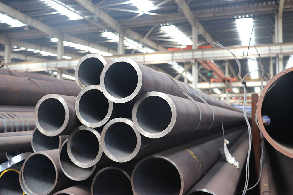 無縫管 (seamless tube)    美標(biāo)API 5L  無縫管是一種具有中空截面、周邊沒有接縫的長條鋼材。鋼管具有中空截面，大量用作輸送流體的管道，如輸送石油、天然氣、煤氣、水及某些固體物料的管道等。鋼管與圓鋼等實(shí)心鋼材相比，在抗彎抗扭強(qiáng)度相同時(shí)，重量較輕，是一種經(jīng)濟(jì)截面鋼材，廣泛用于制造結(jié)構(gòu)件和機(jī)械零件，如石油鉆桿、汽車傳動(dòng)軸、自行車架以及建筑施工中用的鋼腳手架等。用鋼管制造環(huán)形零件，可提高材料利用率，簡化制造工序，節(jié)約材料和加工工時(shí)，如滾動(dòng)軸承套圈、千斤頂套等，目前已廣泛用鋼管來制造。鋼管還是各種常規(guī)武器不可缺少的材料，槍管、炮筒等都要鋼管來制造。鋼管按橫截面積形狀的不同可分為圓管和異型管。由于在周長相等的條件下，圓面積最大，用圓形管可以輸送更多的流體。此外，圓環(huán)截面在承受內(nèi)部或外部徑向壓力時(shí)，受力較均勻，因此，絕大多數(shù)鋼管是圓管。  但是，圓管也有一定的局限性，如在受平面彎曲的條件下，圓管就不如方、矩形管抗彎強(qiáng)度大，一些農(nóng)機(jī)具骨架、鋼木家具等就常用方、矩形管。根據(jù)不同用途還需有其他截面形狀的異型鋼管。  目前，全世界生產(chǎn)無縫管的共計(jì)有110多個(gè)國家的1850多個(gè)公司下的5100多個(gè)生產(chǎn)廠，其中生產(chǎn)石油管的有44個(gè)國家的170多個(gè)公司下的260多個(gè)廠。2000年，無縫管全國表觀消費(fèi)量為418.0萬噸，其中國內(nèi)供應(yīng)量的382.1萬噸，占國內(nèi)總需求的91.4%。進(jìn)口為35.9萬噸，占國內(nèi)總需求的8.59%。同年石油管消費(fèi)量大約為91萬噸。進(jìn)口約25.2萬噸。進(jìn)口管占國內(nèi)總消費(fèi)量的大約70%，其中進(jìn)口管占國內(nèi)總消費(fèi)量的27.69%，石油管進(jìn)口量約占無縫管總進(jìn)口量的大約70%。從日本進(jìn)口的石油管占總進(jìn)口量一半以上。中國最大的石油套管生產(chǎn)基地——天津鋼管公司2000年的鋼管產(chǎn)品出來為52.20萬噸，其中石油套管產(chǎn)量為36.41萬噸。套管占全國石油產(chǎn)量的一半以上。在產(chǎn)量和銷售量上都占中國套管市場的第一位。    從國際和國內(nèi)兩個(gè)市場來看，無縫管（包括石油專用管）的現(xiàn)有生產(chǎn)能力均已大于需求。所以，今后的重點(diǎn)應(yīng)放在充分發(fā)揮現(xiàn)有機(jī)組的能力，開發(fā)出高強(qiáng)度等級(jí)、高抗擊毀、高抗腐蝕的石油管、高壓鍋爐管和氣瓶管等產(chǎn)品。也是國家針對(duì)當(dāng)前我國鋼鐵市場進(jìn)行優(yōu)化產(chǎn)品結(jié)構(gòu)的內(nèi)容。這也是增加在國內(nèi)外產(chǎn)品競爭力、擴(kuò)大市場份額的關(guān)鍵所在。就是說，提高國內(nèi)鋼管企業(yè)的市場競爭力是加和WTO以后國內(nèi)企業(yè)長期的任務(wù)和成功發(fā)展的關(guān)鍵。  1.結(jié)構(gòu)用無縫管（GB/T8162-1999）是用于一般結(jié)構(gòu)和機(jī)械結(jié)構(gòu)的無縫管。  2.流體輸送用無縫管（GB/T8163-1999）是用于輸送水、油、氣等流體的一般無縫管。  3.低中壓鍋爐用無縫管（GB3087-1999）是用于制造各種結(jié)構(gòu)低中壓鍋爐過熱蒸汽管、沸水管及機(jī)車鍋爐用過熱蒸汽管、大煙管、小煙管和拱磚管用的優(yōu)質(zhì)碳素結(jié)構(gòu)鋼熱軋和冷拔（軋）無縫管。  4.高壓鍋爐用無縫管（GB5310-1995）是用于制造高壓及其以上壓力的水管鍋爐受熱面用的優(yōu)質(zhì)碳素鋼、合金鋼和不銹耐熱鋼無縫管。  5.化肥設(shè)備用高壓無縫管（GB6479-2000）是適用于工作溫度為-40~400℃、工作壓力為10~30Ma的化工設(shè)備和管道的優(yōu)質(zhì)碳素結(jié)構(gòu)鋼和合金鋼無縫管。  6.石油裂化用無縫管（GB9948-88）是適用于石油精煉廠的爐管、熱交換器和管道無縫管。  7.地質(zhì)鉆探用鋼管（YB235-70）是供地質(zhì)部門進(jìn)行巖心鉆探使用的鋼管，按用途可分為鉆桿、鉆鋌、巖心管、套管和沉淀管等。  8.金剛石巖芯鉆探用無縫管（GB3423-82）是用于金剛石巖芯鉆探的鉆桿、巖心桿、套管的無縫管。  9.石油鉆探管（YB528-65）是用于石油鉆探兩端內(nèi)加厚或外加厚的無縫管。鋼管分車絲和不車絲兩種，車絲管用接頭聯(lián)結(jié)，不車絲管用對(duì)焊的方法與工具接頭聯(lián)結(jié)。  10.船舶用碳鋼無縫管（GB5213-85）是制造船舶I級(jí)耐壓管系、Ⅱ級(jí)耐壓管系、鍋爐及過熱器用的碳素鋼無縫管。碳素鋼無縫管管壁工作溫度不超過450℃，合金鋼無縫管管壁工作溫度超過450℃。  11.汽車半軸套管用無縫管（GB3088-82）是制造汽車半軸套管及驅(qū)動(dòng)橋橋殼軸管用的優(yōu)質(zhì)碳素結(jié)構(gòu)鋼和合金結(jié)構(gòu)鋼熱軋無縫管。  12.柴油機(jī)用高壓油管（GB3093-86）是制造柴油機(jī)噴射系統(tǒng)高壓管用的冷拔無縫管。  13.液壓和氣動(dòng)缸筒用精密內(nèi)徑無縫管（GB8713-88）是制造液壓和氣動(dòng)缸筒用的具有精密內(nèi)徑尺寸的冷拔或冷軋精密無縫管。  14.冷拔或冷軋精密無縫管（GB3639-83）是用于機(jī)械結(jié)構(gòu)、液壓設(shè)備的尺寸精度高和表面光潔度好的冷拔或冷軋精密無縫管。選用精密無縫管制造機(jī)械結(jié)構(gòu)或液壓設(shè)備等，可以大大節(jié)約機(jī)械加工工時(shí)，提高材料利用率，同時(shí)有利于提高產(chǎn)品質(zhì)量。  15.結(jié)構(gòu)用不銹鋼無縫管（GB/T14975-1994）是廣泛用于化工、石油、輕紡、醫(yī)療、食品、機(jī)械等工業(yè)的耐腐蝕管道和結(jié)構(gòu)件及零件的不銹鋼制成的熱軋（擠、擴(kuò)）和冷拔（軋）無縫管。  16.流體輸送用不銹鋼無縫管（GB/T14976-1994）是用于輸送流體的不銹鋼制成的熱軋（擠、擴(kuò)）和冷拔（軋）無縫管。  17.異型無縫管是除了圓管以外的其他截面形狀的無縫管的總稱。按鋼管截面形狀尺寸的不同又可分為等壁厚異型無縫管（代號(hào)為D）、不等壁厚異型無縫管（代號(hào)為BD）、變直徑異型無縫管（代號(hào)為BJ）。異型無縫管廣泛用于各種結(jié)構(gòu)件、工具和機(jī)械零部件。和圓管相比，異型管一般都有較大的慣性矩和截面模數(shù)，有較大的抗彎抗扭能力，可以大大減輕結(jié)構(gòu)重量，節(jié)約鋼材。  一般用無縫管是用10、20、30、35、45等優(yōu)質(zhì)碳結(jié)鋼16Mn、5MnV等低合金結(jié)構(gòu)鋼或40Cr、30CrMnSi、45Mn2、40MnB等合結(jié)鋼熱軋或冷軋制成的。10、20等低碳鋼制造的無縫管主要用于流體輸送管道。45、40Cr等中碳鋼制成的無縫管用來制造機(jī)械零件，如汽車、拖拉機(jī)的受力零件。一般用無縫管要保證強(qiáng)度和壓扁試驗(yàn)。熱軋鋼管以熱軋狀態(tài)或熱處理狀態(tài)交貨；冷軋以熱以熱處理狀態(tài)交貨。低中壓鍋爐用無縫管：用于制造各種低中壓鍋爐、過熱蒸汽管、沸水管、水冷壁管及機(jī)車鍋爐用過熱蒸汽管、大煙管、小煙管和拱磚管等。  用優(yōu)質(zhì)碳素結(jié)構(gòu)鋼熱軋或冷軋（撥）無縫管。主要用10、20號(hào)鋼制造，除保證化學(xué)成分和機(jī)械性能外要做水壓試驗(yàn)，卷邊、擴(kuò)口、壓扁等試驗(yàn)。熱軋以熱軋狀態(tài)交貨、冷軋（撥）以熱處理狀態(tài)交貨。  無縫管計(jì)算公式及舉例說明：（kg/m）W=0.02466×S（D–S）D=外徑S=壁厚  外徑為60mm壁厚4mm的無縫鋼管，求每m重量。每m重量=0.02466×4×（60–4）=5.52kg