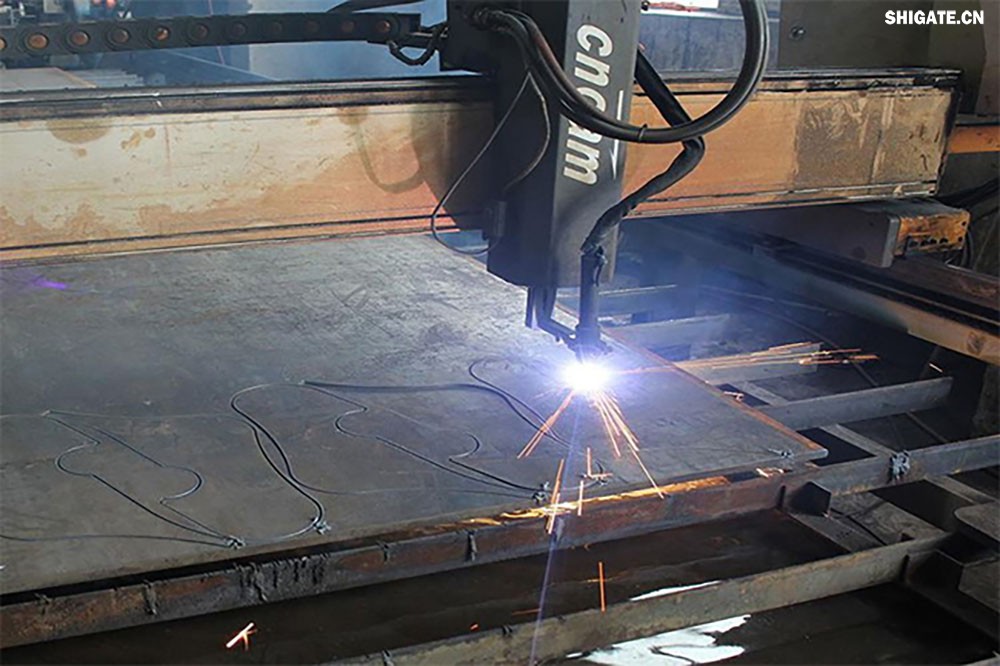 在工業生產中,鋼板切割是一項至關重要的工藝,廣泛應用于機械制造、建筑、橋梁建設等多個領域。為了滿足不同項目的需求,鋼板切割采用了多種加工方式。本文將詳細介紹鋼板切割中常見的幾種加工方式,包括火焰切割、激光切割、等離子切割、水刀切割以及機械切割等。 一、火焰切割 火焰切割是利用氧氣和乙炔的燃燒產生的高溫火焰來切割鋼板的一種加工方式。在切割過程中,火焰將鋼板局部加熱至熔化狀態,同時氧氣流將熔化的金屬吹走,形成切口。火焰切割設備相對簡單,成本低廉,適用于切割厚度較大的鋼板。然而,由于切割過程中產生的熱影響區較大,易導致鋼板變形和材質變化,因此精度和表面質量相對較低。 二、激光切割 激光切割是利用高功率密度的激光束照射鋼板表面,使鋼板迅速熔化、汽化或達到點燃點,同時以高速氣流將熔化或燃燒的金屬吹走,形成切口。激光切割具有切割速度快、精度高、熱影響區小等優點,特別適用于切割薄板和中厚板。此外,激光切割還能實現自動化和智能化生產,提高生產效率。 三、等離子切割 等離子切割是利用高溫、高速度的等離子氣體流對鋼板進行切割的一種加工方式。在切割過程中,等離子氣體流將鋼板局部熔化,并通過氣流將熔化的金屬吹走。等離子切割適用于切割中厚板和厚板,具有切割速度快、熱影響區小、切口平整等優點。然而,等離子切割設備的成本較高,維護也相對復雜。 四、水刀切割 水刀切割是利用高壓水流對鋼板進行切割的一種加工方式。在切割過程中,高壓水流將鋼板局部沖蝕,形成切口。水刀切割具有切割精度高、表面質量好、無熱影響區等優點,特別適用于切割薄板和對表面質量要求較高的項目。此外,水刀切割還能實現綠色生產,減少環境污染。 五、機械切割 機械切割是利用切割機械對鋼板進行切割的一種加工方式,如鋸床切割、銑床切割等。機械切割適用于切割各種厚度和材質的鋼板,具有切割精度高、切口平整、適應性強等優點。然而,機械切割的速度相對較慢,生產效率較低,且對于較厚的鋼板,切割難度較大。 在選擇鋼板切割加工方式時,需要根據項目的具體需求、鋼板的厚度和材質、生產效率和成本等因素進行綜合考慮。對于要求高精度、高表面質量的切割項目,激光切割和水刀切割是較為理想的選擇;對于切割厚度較大、對表面質量要求不高的項目,火焰切割和等離子切割則更具優勢;而對于需要靈活應對各種切割需求的場景,機械切割則是一種可靠的選擇。 總之,隨著科技的不斷進步和工業生產的不斷發展,鋼板切割加工方式也在不斷創新和完善。了解各種加工方式的優缺點,并根據實際需求選擇合適的加工方式,對于提高鋼板切割的質量和效率具有重要意義。 在工業生產中,鋼板切割是一項至關重要的工藝,廣泛應用于機械制造、建筑、橋梁建設等多個領域。為了滿足不同項目的需求,鋼板切割采用了多種加工方式。本文將詳細介紹鋼板切割中常見的幾種加工方式,包括火焰切割、激光切割、等離子切割、水刀切割以及機械切割等。 一、火焰切割 火焰切割是利用氧氣和乙炔的燃燒產生的高溫火焰來切割鋼板的一種加工方式。在切割過程中,火焰將鋼板局部加熱至熔化狀態,同時氧氣流將熔化的金屬吹走,形成切口。火焰切割設備相對簡單,成本低廉,適用于切割厚度較大的鋼板。然而,由于切割過程中產生的熱影響區較大,易導致鋼板變形和材質變化,因此精度和表面質量相對較低。 二、激光切割 激光切割是利用高功率密度的激光束照射鋼板表面,使鋼板迅速熔化、汽化或達到點燃點,同時以高速氣流將熔化或燃燒的金屬吹走,形成切口。激光切割具有切割速度快、精度高、熱影響區小等優點,特別適用于切割薄板和中厚板。此外,激光切割還能實現自動化和智能化生產,提高生產效率。 三、等離子切割 等離子切割是利用高溫、高速度的等離子氣體流對鋼板進行切割的一種加工方式。在切割過程中,等離子氣體流將鋼板局部熔化,并通過氣流將熔化的金屬吹走。等離子切割適用于切割中厚板和厚板,具有切割速度快、熱影響區小、切口平整等優點。然而,等離子切割設備的成本較高,維護也相對復雜。 四、水刀切割 水刀切割是利用高壓水流對鋼板進行切割的一種加工方式。在切割過程中,高壓水流將鋼板局部沖蝕,形成切口。水刀切割具有切割精度高、表面質量好、無熱影響區等優點,特別適用于切割薄板和對表面質量要求較高的項目。此外,水刀切割還能實現綠色生產,減少環境污染。 五、機械切割 機械切割是利用切割機械對鋼板進行切割的一種加工方式,如鋸床切割、銑床切割等。機械切割適用于切割各種厚度和材質的鋼板,具有切割精度高、切口平整、適應性強等優點。然而,機械切割的速度相對較慢,生產效率較低,且對于較厚的鋼板,切割難度較大。 在選擇鋼板切割加工方式時,需要根據項目的具體需求、鋼板的厚度和材質、生產效率和成本等因素進行綜合考慮。對于要求高精度、高表面質量的切割項目,激光切割和水刀切割是較為理想的選擇;對于切割厚度較大、對表面質量要求不高的項目,火焰切割和等離子切割則更具優勢;而對于需要靈活應對各種切割需求的場景,機械切割則是一種可靠的選擇。 總之,隨著科技的不斷進步和工業生產的不斷發展,鋼板切割加工方式也在不斷創新和完善。了解各種加工方式的優缺點,并根據實際需求選擇合適的加工方式,對于提高鋼板切割的質量和效率具有重要意義。