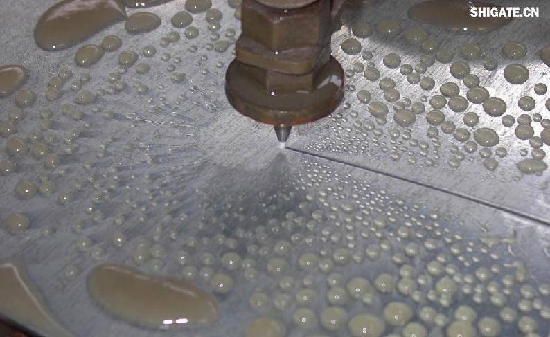 在工業生產中,鋼板切割是一項至關重要的工藝,廣泛應用于機械制造、建筑、橋梁建設等多個領域。為了滿足不同項目的需求,鋼板切割采用了多種加工方式。本文將詳細介紹鋼板切割中常見的幾種加工方式,包括火焰切割、激光切割、等離子切割、水刀切割以及機械切割等。 一、火焰切割 火焰切割是利用氧氣和乙炔的燃燒產生的高溫火焰來切割鋼板的一種加工方式。在切割過程中,火焰將鋼板局部加熱至熔化狀態,同時氧氣流將熔化的金屬吹走,形成切口。火焰切割設備相對簡單,成本低廉,適用于切割厚度較大的鋼板。然而,由于切割過程中產生的熱影響區較大,易導致鋼板變形和材質變化,因此精度和表面質量相對較低。 二、激光切割 激光切割是利用高功率密度的激光束照射鋼板表面,使鋼板迅速熔化、汽化或達到點燃點,同時以高速氣流將熔化或燃燒的金屬吹走,形成切口。激光切割具有切割速度快、精度高、熱影響區小等優點,特別適用于切割薄板和中厚板。此外,激光切割還能實現自動化和智能化生產,提高生產效率。 三、等離子切割 等離子切割是利用高溫、高速度的等離子氣體流對鋼板進行切割的一種加工方式。在切割過程中,等離子氣體流將鋼板局部熔化,并通過氣流將熔化的金屬吹走。等離子切割適用于切割中厚板和厚板,具有切割速度快、熱影響區小、切口平整等優點。然而,等離子切割設備的成本較高,維護也相對復雜。 四、水刀切割 水刀切割是利用高壓水流對鋼板進行切割的一種加工方式。在切割過程中,高壓水流將鋼板局部沖蝕,形成切口。水刀切割具有切割精度高、表面質量好、無熱影響區等優點,特別適用于切割薄板和對表面質量要求較高的項目。此外,水刀切割還能實現綠色生產,減少環境污染。 五、機械切割 機械切割是利用切割機械對鋼板進行切割的一種加工方式,如鋸床切割、銑床切割等。機械切割適用于切割各種厚度和材質的鋼板,具有切割精度高、切口平整、適應性強等優點。然而,機械切割的速度相對較慢,生產效率較低,且對于較厚的鋼板,切割難度較大。 在選擇鋼板切割加工方式時,需要根據項目的具體需求、鋼板的厚度和材質、生產效率和成本等因素進行綜合考慮。對于要求高精度、高表面質量的切割項目,激光切割和水刀切割是較為理想的選擇;對于切割厚度較大、對表面質量要求不高的項目,火焰切割和等離子切割則更具優勢;而對于需要靈活應對各種切割需求的場景,機械切割則是一種可靠的選擇。 總之,隨著科技的不斷進步和工業生產的不斷發展,鋼板切割加工方式也在不斷創新和完善。了解各種加工方式的優缺點,并根據實際需求選擇合適的加工方式,對于提高鋼板切割的質量和效率具有重要意義。 在工業生產中,鋼板切割是一項至關重要的工藝,廣泛應用于機械制造、建筑、橋梁建設等多個領域。為了滿足不同項目的需求,鋼板切割采用了多種加工方式。本文將詳細介紹鋼板切割中常見的幾種加工方式,包括火焰切割、激光切割、等離子切割、水刀切割以及機械切割等。 一、火焰切割 火焰切割是利用氧氣和乙炔的燃燒產生的高溫火焰來切割鋼板的一種加工方式。在切割過程中,火焰將鋼板局部加熱至熔化狀態,同時氧氣流將熔化的金屬吹走,形成切口。火焰切割設備相對簡單,成本低廉,適用于切割厚度較大的鋼板。然而,由于切割過程中產生的熱影響區較大,易導致鋼板變形和材質變化,因此精度和表面質量相對較低。 二、激光切割 激光切割是利用高功率密度的激光束照射鋼板表面,使鋼板迅速熔化、汽化或達到點燃點,同時以高速氣流將熔化或燃燒的金屬吹走,形成切口。激光切割具有切割速度快、精度高、熱影響區小等優點,特別適用于切割薄板和中厚板。此外,激光切割還能實現自動化和智能化生產,提高生產效率。 三、等離子切割 等離子切割是利用高溫、高速度的等離子氣體流對鋼板進行切割的一種加工方式。在切割過程中,等離子氣體流將鋼板局部熔化,并通過氣流將熔化的金屬吹走。等離子切割適用于切割中厚板和厚板,具有切割速度快、熱影響區小、切口平整等優點。然而,等離子切割設備的成本較高,維護也相對復雜。 四、水刀切割 水刀切割是利用高壓水流對鋼板進行切割的一種加工方式。在切割過程中,高壓水流將鋼板局部沖蝕,形成切口。水刀切割具有切割精度高、表面質量好、無熱影響區等優點,特別適用于切割薄板和對表面質量要求較高的項目。此外,水刀切割還能實現綠色生產,減少環境污染。 五、機械切割 機械切割是利用切割機械對鋼板進行切割的一種加工方式,如鋸床切割、銑床切割等。機械切割適用于切割各種厚度和材質的鋼板,具有切割精度高、切口平整、適應性強等優點。然而,機械切割的速度相對較慢,生產效率較低,且對于較厚的鋼板,切割難度較大。 在選擇鋼板切割加工方式時,需要根據項目的具體需求、鋼板的厚度和材質、生產效率和成本等因素進行綜合考慮。對于要求高精度、高表面質量的切割項目,激光切割和水刀切割是較為理想的選擇;對于切割厚度較大、對表面質量要求不高的項目,火焰切割和等離子切割則更具優勢;而對于需要靈活應對各種切割需求的場景,機械切割則是一種可靠的選擇。 總之,隨著科技的不斷進步和工業生產的不斷發展,鋼板切割加工方式也在不斷創新和完善。了解各種加工方式的優缺點,并根據實際需求選擇合適的加工方式,對于提高鋼板切割的質量和效率具有重要意義。