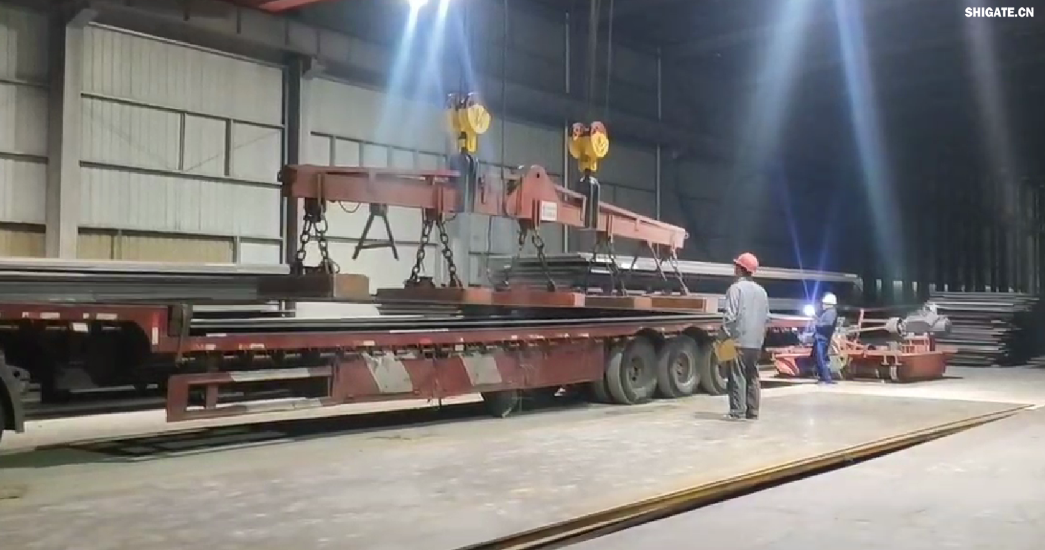 對于邁入2024年的鋼材市場而言,哪些因素是確定的?哪些因素是不確定的? 從需求來看,2024年,國內宏觀經濟繼續恢復向好,總體保持回升態勢,各項涉鋼指標轉暖預期強烈。在此背景下,預計鋼材需求總量(含出口)穩定增長的態勢不會改變。為實現新年“開門紅”,新的刺激政策有望加速出臺,再加上穩增長政策措施效應延續,預計2024年第1季度鋼材需求表現不會太差。 根據2023年11月份全國PMI(采購經理指數)顯示,生產指數持續擴張,耗鋼行業指標處于高位水平;建筑業商務活動指數高位增長,建筑業施工進度繼續加快等,這些因素在一定程度上預示著開年鋼材需求向好的態勢。樂觀來看,2024年第1季度需求有同比增長3%的可能。 從供給來看,供給端存在較大的不確定性。中國鋼鐵工業協會統計數據顯示,2023年1月—11月份,我國累計生產粗鋼95214萬噸、生鐵81031萬噸、鋼材125282萬噸,同比分別增長1.5%、1.8%、5.7%。有需求就會有供給,開年需求增長將為鋼鐵產能釋放帶來空間。 從成本來看,2023年下半年以來,尤其是進入2023年第4季度后,鐵礦石、廢鋼、焦炭等鋼鐵原燃料價格持續上漲,由此帶來的成本壓力將在2024年延續。數據顯示,2023年11月份,我國進口鐵礦石10274.3萬噸,環比增長335.8萬噸,增幅為3.4%;進口均價為117.2美元/噸,環比上漲3.7%,同比上漲24.3%。2023年11月份,全國鐵礦石價格繼續上行。其中,河北唐山地區66%品位干基鐵精粉均價為1139元/噸,環比上漲4.6%;澳大利亞61.5%粉礦(山東日照港)均價為979元/噸,環比上漲5.3%。廢鋼價格也呈現上行態勢。2023年11月份,河北唐山地區重型廢鋼均價為2640元/噸,環比上漲2.5%;河北唐山地區二級冶金焦均價為2143元/噸,雖然環比下跌2.6%,但總體仍處于較高位置。據蘭格鋼鐵研究中心測算,使用2023年11月份購買的原燃料生產測算的生鐵成本指數為134.3點,環比上升0.8%。雖然這段時間國內鋼材價格有所上漲,但總體來看,鋼材價格漲幅遠小于原燃料價格漲幅。因此,預計2024年初,成本端對鋼材價格的支撐仍將持續。 從庫存來看,監測數據顯示,截至2023年12月1日,全國29個重點城市鋼材社會庫存量為831.13萬噸,環比下降8.2%,雖然與2022年同期相比上升4.08%,但仍處于較低水平。 從預期來看,受穩增長措施不斷出臺及開年新政策出臺預期影響,市場人士普遍對2024年的行情抱有信心。尤其是2023年末召開的中央經濟工作會議為我們增強信心和底氣、扎實做好2024年經濟工作注入了力量。 綜合來看,對于2024年初的鋼材市場而言,成本提升、需求增多、庫存較低、信心仍強,這些是確定的,但鋼鐵產能釋放具有較大的不確定性。如果鋼鐵產能超預期釋放,那么將是開年鋼材市場的最大壓力。 對于邁入2024年的鋼材市場而言,哪些因素是確定的?哪些因素是不確定的? 從需求來看,2024年,國內宏觀經濟繼續恢復向好,總體保持回升態勢,各項涉鋼指標轉暖預期強烈。在此背景下,預計鋼材需求總量(含出口)穩定增長的態勢不會改變。為實現新年“開門紅”,新的刺激政策有望加速出臺,再加上穩增長政策措施效應延續,預計2024年第1季度鋼材需求表現不會太差。 根據2023年11月份全國PMI(采購經理指數)顯示,生產指數持續擴張,耗鋼行業指標處于高位水平;建筑業商務活動指數高位增長,建筑業施工進度繼續加快等,這些因素在一定程度上預示著開年鋼材需求向好的態勢。樂觀來看,2024年第1季度需求有同比增長3%的可能。 從供給來看,供給端存在較大的不確定性。中國鋼鐵工業協會統計數據顯示,2023年1月—11月份,我國累計生產粗鋼95214萬噸、生鐵81031萬噸、鋼材125282萬噸,同比分別增長1.5%、1.8%、5.7%。有需求就會有供給,開年需求增長將為鋼鐵產能釋放帶來空間。 從成本來看,2023年下半年以來,尤其是進入2023年第4季度后,鐵礦石、廢鋼、焦炭等鋼鐵原燃料價格持續上漲,由此帶來的成本壓力將在2024年延續。數據顯示,2023年11月份,我國進口鐵礦石10274.3萬噸,環比增長335.8萬噸,增幅為3.4%;進口均價為117.2美元/噸,環比上漲3.7%,同比上漲24.3%。2023年11月份,全國鐵礦石價格繼續上行。其中,河北唐山地區66%品位干基鐵精粉均價為1139元/噸,環比上漲4.6%;澳大利亞61.5%粉礦(山東日照港)均價為979元/噸,環比上漲5.3%。廢鋼價格也呈現上行態勢。2023年11月份,河北唐山地區重型廢鋼均價為2640元/噸,環比上漲2.5%;河北唐山地區二級冶金焦均價為2143元/噸,雖然環比下跌2.6%,但總體仍處于較高位置。據蘭格鋼鐵研究中心測算,使用2023年11月份購買的原燃料生產測算的生鐵成本指數為134.3點,環比上升0.8%。雖然這段時間國內鋼材價格有所上漲,但總體來看,鋼材價格漲幅遠小于原燃料價格漲幅。因此,預計2024年初,成本端對鋼材價格的支撐仍將持續。 從庫存來看,監測數據顯示,截至2023年12月1日,全國29個重點城市鋼材社會庫存量為831.13萬噸,環比下降8.2%,雖然與2022年同期相比上升4.08%,但仍處于較低水平。 從預期來看,受穩增長措施不斷出臺及開年新政策出臺預期影響,市場人士普遍對2024年的行情抱有信心。尤其是2023年末召開的中央經濟工作會議為我們增強信心和底氣、扎實做好2024年經濟工作注入了力量。 綜合來看,對于2024年初的鋼材市場而言,成本提升、需求增多、庫存較低、信心仍強,這些是確定的,但鋼鐵產能釋放具有較大的不確定性。如果鋼鐵產能超預期釋放,那么將是開年鋼材市場的最大壓力。