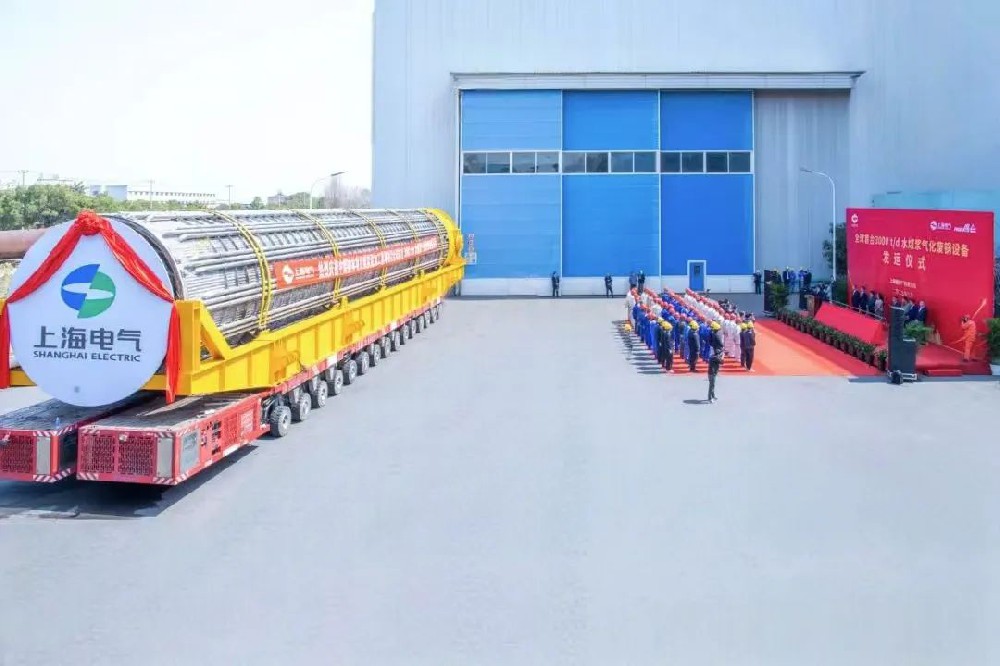 3月23日,全球首臺日處理量達(dá)3000噸的水煤漿氣化廢鍋設(shè)備,如期發(fā)往中煤榆林煤炭深加工基地項(xiàng)目,標(biāo)志著我國在大型煤氣化裝備領(lǐng)域?qū)崿F(xiàn)重大技術(shù)突破。河鋼集團(tuán)舞鋼公司生產(chǎn)的1050噸高端容器鋼板,替代進(jìn)口,獨(dú)家用于該設(shè)備制造。 舞鋼公司結(jié)合行業(yè)趨勢和企業(yè)定位,快速調(diào)整工作思路,把特鋼思路作為企業(yè)經(jīng)營的“法寶”,努力走好高端產(chǎn)品路線。在深入走訪市場的過程中,舞鋼公司了解到某高端客戶計(jì)劃設(shè)計(jì)制造全球首臺日處理量達(dá)3000噸的水煤漿氣化廢鍋設(shè)備,由于各項(xiàng)技術(shù)要求比較高,其專利方美國Ap公司曾要求采用進(jìn)口鋼鐵材料制造該臺設(shè)備。舞鋼公司與該客戶和美國Ap公司進(jìn)行多輪次深度交流,充分發(fā)揮自身在高端容器鋼板領(lǐng)域的技術(shù)優(yōu)勢,為客戶研發(fā)契合設(shè)計(jì)要求的高端鋼鐵材料,贏得了客戶和美國Ap公司的認(rèn)可。在生產(chǎn)過程中,舞鋼公司高端高效益產(chǎn)品攻關(guān)團(tuán)隊(duì)和產(chǎn)線人員密切配合,根據(jù)產(chǎn)線實(shí)際,創(chuàng)新工藝、生產(chǎn)流程,嚴(yán)格過程質(zhì)量管控,確保了該批高端容器鋼板各項(xiàng)質(zhì)量指標(biāo)完全滿足客戶需求,成功替代進(jìn)口。 中煤榆林煤炭深加工基地項(xiàng)目是煤化工行業(yè)碳評價(jià)試點(diǎn)示范項(xiàng)目,同時(shí)也是化工領(lǐng)域半廢鍋流程煤氣化裝置國家示范項(xiàng)目,是推動煤炭清潔高效利用技術(shù)規(guī)模化應(yīng)用的關(guān)鍵項(xiàng)目,將為中國煤化工高質(zhì)量發(fā)展注入新動能。此次發(fā)運(yùn)的是全球首臺單爐干基煤炭處理量達(dá)3000噸/日的高效廢鍋設(shè)備,每小時(shí)可生產(chǎn)高壓蒸汽200噸。 3月23日,全球首臺日處理量達(dá)3000噸的水煤漿氣化廢鍋設(shè)備,如期發(fā)往中煤榆林煤炭深加工基地項(xiàng)目,標(biāo)志著我國在大型煤氣化裝備領(lǐng)域?qū)崿F(xiàn)重大技術(shù)突破。河鋼集團(tuán)舞鋼公司生產(chǎn)的1050噸高端容器鋼板,替代進(jìn)口,獨(dú)家用于該設(shè)備制造。 舞鋼公司結(jié)合行業(yè)趨勢和企業(yè)定位,快速調(diào)整工作思路,把特鋼思路作為企業(yè)經(jīng)營的“法寶”,努力走好高端產(chǎn)品路線。在深入走訪市場的過程中,舞鋼公司了解到某高端客戶計(jì)劃設(shè)計(jì)制造全球首臺日處理量達(dá)3000噸的水煤漿氣化廢鍋設(shè)備,由于各項(xiàng)技術(shù)要求比較高,其專利方美國Ap公司曾要求采用進(jìn)口鋼鐵材料制造該臺設(shè)備。舞鋼公司與該客戶和美國Ap公司進(jìn)行多輪次深度交流,充分發(fā)揮自身在高端容器鋼板領(lǐng)域的技術(shù)優(yōu)勢,為客戶研發(fā)契合設(shè)計(jì)要求的高端鋼鐵材料,贏得了客戶和美國Ap公司的認(rèn)可。在生產(chǎn)過程中,舞鋼公司高端高效益產(chǎn)品攻關(guān)團(tuán)隊(duì)和產(chǎn)線人員密切配合,根據(jù)產(chǎn)線實(shí)際,創(chuàng)新工藝、生產(chǎn)流程,嚴(yán)格過程質(zhì)量管控,確保了該批高端容器鋼板各項(xiàng)質(zhì)量指標(biāo)完全滿足客戶需求,成功替代進(jìn)口。 中煤榆林煤炭深加工基地項(xiàng)目是煤化工行業(yè)碳評價(jià)試點(diǎn)示范項(xiàng)目,同時(shí)也是化工領(lǐng)域半廢鍋流程煤氣化裝置國家示范項(xiàng)目,是推動煤炭清潔高效利用技術(shù)規(guī)模化應(yīng)用的關(guān)鍵項(xiàng)目,將為中國煤化工高質(zhì)量發(fā)展注入新動能。此次發(fā)運(yùn)的是全球首臺單爐干基煤炭處理量達(dá)3000噸/日的高效廢鍋設(shè)備,每小時(shí)可生產(chǎn)高壓蒸汽200噸。