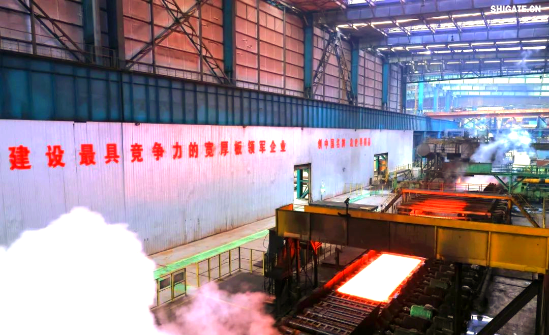 260余種寬厚板產品成功替代進口或按國外標準生產,多個品種填補國內空白并獨家供貨,更有40余種遠銷海外。舞鋼公司不僅主導制定了臨氫設備用鉻鉬合金鋼板等十余項國家標準,還榮獲國家科學技術進步獎一等獎2項、二等獎1項,省部級科技進步獎更是數不勝數。自創立以來,河鋼集團舞鋼公司便深耕寬厚板研發制造,打造出響亮的民族品牌,穩坐世界寬厚板領域的頭把交椅。 260余種寬厚板產品成功替代進口或按國外標準生產,多個品種填補國內空白并獨家供貨,更有40余種遠銷海外。舞鋼公司不僅主導制定了臨氫設備用鉻鉬合金鋼板等十余項國家標準,還榮獲國家科學技術進步獎一等獎2項、二等獎1項,省部級科技進步獎更是數不勝數。自創立以來,河鋼集團舞鋼公司便深耕寬厚板研發制造,打造出響亮的民族品牌,穩坐世界寬厚板領域的頭把交椅。 fdb85620c4ebcb4769ad69d0a0a3e58f.png圖為舞鋼生產現場一角。 品牌價值涵蓋了企業的多方面競爭力,包括產品實力、文化底蘊、資源調配能力、技術標準以及質量管理等。河鋼集團舞鋼公司深知這一點,其黨委書記、董事長于勇強調,要緊密貼近市場脈搏,不斷強化科技創新,以更好地維護和提升舞鋼的品牌價值,推動企業更上一層樓。 近日,《中國冶金報》的記者們走進舞鋼,深入探訪了該企業品牌塑造的背后故事。舞鋼以科技為核心,提供高端定制服務,不僅緊跟行業動態和客戶需求,還專注于客戶應用材料的替代研發,通過創新贏得先機。舞鋼人以攻堅克難的精神,突破關鍵技術難題,將關鍵核心技術牢牢掌握在自己手中,成功實現了從生產型企業到“制造+服務型企業”的轉型。 舞鋼黨委書記、董事長吝章國明確指出,舞鋼應定位高端市場,致力于開發獨特且優質的高端產品,同時緊貼市場和客戶需求,提供量身定制的服務。這一策略不僅塑造了產品品牌,更提升了品牌價值。舞鋼國內首發的SA737系列容器鋼板,以其大厚度、高技術難度,充分展現了企業在科技創新和高端定制方面的實力。 2024年10月,舞鋼在深入調研某重點客戶后,立志于替代進口,著手研發大厚度、高技術難度的碳錳釩SA737系列容器鋼板。為此,公司組建了由技術、營銷人員等組成的高端高效益產品攻關團隊,根據客戶需求定制了專屬供貨方案,贏得了客戶的信賴。 在生產過程中,舞鋼面臨鋼板厚度大、技術要求嚴苛等多重挑戰。但憑借強大的技術實力和創新能力,舞鋼團隊不僅成功實施了覆蓋關鍵工序的梯度試驗,還根據試驗數據進行了長達10余天的深入分析驗證,最終確定了與生產現場高度契合的最佳工藝方案。這一方案確保了SA737系列容器鋼板在拉伸性能、沖擊性能以及模擬焊后性能等方面均達到國內領先水平,有力地提升了舞鋼的品牌價值。 圖為舞鋼第二鋼軋廠的生產現場。 2024年12月20日,舞鋼科技部收到了來自某高端客戶的積極反饋:“舞鋼生產的碳錳釩SA737系列容器鋼板焊接性能非常穩定,簡直太好用了!連我們的工人都為你們點贊!”這標志著舞鋼首次成功批量生產出大厚度、高技術難度的碳錳釩SA737系列容器鋼板,實現了國內首發,為舞鋼打造新的差異化優勢、引領寬厚板行業的高質量發展注入了強大動力。同時,用戶對高端材料經濟性的追求也成為舞鋼研發工作的重要考量因素。截至2024年底,舞鋼高錳鋼已在國內首臺套高錳鋼船“GasChem Phoenix”上實現了安全運行2萬海里的壯舉。這不僅標志著舞鋼高錳鋼在國內率先實現了實船應用,更意味著新一代低成本、高性能的超低溫國產高錳鋼從基礎研究走向了工程應用,為高錳鋼的推廣和應用樹立了新的里程碑。 圖為舞鋼第二鋼軋廠。LNG(液化天然氣)新型低溫高錳鋼憑借其出色的低溫韌性、高延展性以及高強度,相較于傳統LNG船罐材料所采用的Ni系低溫鋼,展現出了顯著的經濟效益。高錳鋼的應用對LNG船舶制造企業而言,不僅有助于降低生產成本,更能提升其市場競爭力。為了實現科研成果與客戶需求的高效轉化,舞鋼積極展開了全方位、多輪次的科技創新活動。 2024年12月18日,舞鋼的生產線上,一批高端壓力容器鋼板在經過數小時精心熱處理后,順利完成了切割與取樣,隨后進入性能檢驗的關鍵環節。科技部的科研人員全程緊密監控,確保每一個環節都達到高標準。這批鋼板是為客戶量身定制的,面臨極高的技術挑戰,因為它們屬于超鑄坯壓縮比的極限規格。客戶要求在模擬長時間焊接后,對鋼板厚度一半處進行零下30攝氏度的沖擊韌性測試。同時,由于鋼板壓縮比小、厚度大,采用常規工藝難以確保各項性能指標。 面對這些挑戰,舞鋼的高端高效益產品攻關團隊從坯料生產、軋制到熱處理各環節入手,經過不懈努力,終于找到了與性能指標相匹配的最佳工藝參數,從而優化了整體生產工藝。最終,該鋼板的各項性能參數不僅遠超客戶預期,更達到了世界領先水平。 舞鋼第二鋼軋廠,一個致力于高端壓力容器鋼板研發與生產的重要基地。在這里,科技與創新是永恒的主題。吝章國,作為舞鋼的科技領軍人物,深知科技成果轉化的重要性。他強調,只有將研發出的產品真正轉化為實際生產力,才能實現其真正的價值。因此,舞鋼始終將科技成果轉化作為工作的重中之重,不斷推動技術創新與產業升級的深度融合。 2024年,舞鋼繼續堅定地走特鋼路線,并成功研發了18個新產品。此外,舞鋼還積極與20余家高端客戶進行互訪,并成功開發了104個直供用戶,首單訂貨量累計高達9.5萬余噸。這些成績的取得,得益于舞鋼在市場把控方面的機制創新。在制造業轉型升級的大背景下,中厚板領域已成為鋼鐵行業增長最快的領域和效益源泉,這也導致國內中厚板市場的供需狀況發生了深刻變化。面對這一新形勢,舞鋼積極應對,通過機制創新來提升市場把控力,以實現更好的生存和發展。 舞鋼通過創新機制體制,進一步強化了銷售端資源傾斜,推動企業從單一生產向“制造+服務”模式轉型。他們深化市場、客戶和服務意識,不斷提高執行、適應和變革能力,專注于市場和客戶需求。經過一系列舉措,舞鋼對市場的把控能力得到了顯著提升。 在2024年9月6日的舞鋼高端水電鋼攻關團隊周例會上,該團隊負責人張曉克強調,擁有鋼需求的頭部客戶是市場開發的關鍵。他要求團隊成員主動走訪、對接和服務這些客戶。該團隊的積極攻關,使得舞鋼水電鋼合同承接量在2024年再創新高。 舞鋼始終以客戶需求為中心,通過多端對接和全面保障策略,不斷優化產線建設。他們實施了領導班子成員的“產線包保”制度,從多個維度對兩條產線進行數據畫像,包括噸鋼邊際貢獻、低邊際合同占比等。這些措施促進了產線和營銷人員更加關注產線關鍵指標和創效能力,推動了企業管理重點從產量向產線的轉變。 53歲的高級技師任亞強,在面臨軋制生產難度極大、近乎顛覆其認知的8120鋼板時,他堅定地選擇了挑戰。他不僅將軋輥壓下量精細調整,更把各道次的間隙時間縮短到極致,最終成功生產出滿足客戶要求的產品。這一成功,不僅彰顯了舞鋼在技術上的實力,更體現了他們對于市場和客戶需求的深刻洞察。 在舞鋼的攻關團隊中,“技術咖”們成為銷售的堅強后盾。他們無條件支持銷售,對銷售人員提出的問題積極響應,確保當日事當日畢。正是這種高效協作的精神,使得舞鋼在2024年成功中標國內多個知名建設項目。 在全員端,舞鋼更是全力以赴保市場,緊跟市場和客戶變化,提高反應速度。他們突出柔性生產組織和靈活的訂單機制,實現生產組織與銷售的高度協同。同時,堅持加強質量、成本和交貨期管理,珍惜品牌信譽,成為舞鋼廣大干部職工的工作準則。 一次江蘇客戶的746噸高端容器鋼板供貨合同,雖然交貨期只有短短20天,但舞鋼各部門、各單位加強協同,全方位提升保供能力。最終,在客戶要求的交貨期內,舞鋼高質量、高標準完成了整單合同產品交付,贏得了客戶的贊譽。這一成功案例,更是舞鋼對市場把控能力和執行能力的有力證明。 針對市場和客戶對鋼板質量的高標準要求,舞鋼的技術團隊進行了深入細致的技術評審和質量預判。他們精心制定了科學合理的工藝方案,旨在從合同的技術交流、生效下發階段就開始精準識別生產難度,并提前進行干預,以確保產品設計開發的精準度,從而保障產品質量。具體而言,舞鋼采取了以下措施:首先是加強過程管控,提高一次性合格率和合同兌現率;其次是技術指導全程參與,技術人員堅持“一次做對”的原則,對每個產品都進行嚴格管理,以杜絕因標準化作業執行不力導致的質量波動;最后是不斷追求工藝改進的完美性。 此外,舞鋼還通過健全激勵機制來激發銷售人員的積極性。他們根據KPI完成情況對銷售人員進行評價,并根據銷售業績給予報酬,同時實施末位淘汰制度。此外,還設立了銷售網點賽馬獎勵機制、高售價高效益合同獎勵機制以及高端高效益產品技術攻關團隊創效獎勵機制。 目前,舞鋼已針對高端細分市場、個性化小眾市場和新產業新業態市場需求進行了布局。他們設立了15個營銷網點和32個高端高效產品攻關團隊,形成了全線聯動的銷售反應機制。2024年,舞鋼高端高效益產品的銷量同比提升了17%,高端熱處理產品的入庫量也同比增加7%。同時,頭部客戶的銷量占比提升了5%,高端產品的年銷量更是增長了18.9%。 舞鋼展廳一角,高端產品盡收眼底。 2025年,舞鋼將緊密圍繞河鋼集團的戰略規劃,持續專注于特鋼精品的研發與銷售,進一步強化“貼近市場、貼近客戶”的經營理念,積極推進技術營銷策略的實施,深耕下游關鍵行業市場,從而不斷鞏固和擴大舞鋼在寬厚板領域的領先優勢,持續提高舞鋼品牌的整體價值。圖為舞鋼生產現場一角。 品牌價值涵蓋了企業的多方面競爭力,包括產品實力、文化底蘊、資源調配能力、技術標準以及質量管理等。河鋼集團舞鋼公司深知這一點,其黨委書記、董事長于勇強調,要緊密貼近市場脈搏,不斷強化科技創新,以更好地維護和提升舞鋼的品牌價值,推動企業更上一層樓。 近日,《中國冶金報》的記者們走進舞鋼,深入探訪了該企業品牌塑造的背后故事。舞鋼以科技為核心,提供高端定制服務,不僅緊跟行業動態和客戶需求,還專注于客戶應用材料的替代研發,通過創新贏得先機。舞鋼人以攻堅克難的精神,突破關鍵技術難題,將關鍵核心技術牢牢掌握在自己手中,成功實現了從生產型企業到“制造+服務型企業”的轉型。 舞鋼黨委書記、董事長吝章國明確指出,舞鋼應定位高端市場,致力于開發獨特且優質的高端產品,同時緊貼市場和客戶需求,提供量身定制的服務。這一策略不僅塑造了產品品牌,更提升了品牌價值。舞鋼國內首發的SA737系列容器鋼板,以其大厚度、高技術難度,充分展現了企業在科技創新和高端定制方面的實力。 2024年10月,舞鋼在深入調研某重點客戶后,立志于替代進口,著手研發大厚度、高技術難度的碳錳釩SA737系列容器鋼板。為此,公司組建了由技術、營銷人員等組成的高端高效益產品攻關團隊,根據客戶需求定制了專屬供貨方案,贏得了客戶的信賴。 在生產過程中,舞鋼面臨鋼板厚度大、技術要求嚴苛等多重挑戰。但憑借強大的技術實力和創新能力,舞鋼團隊不僅成功實施了覆蓋關鍵工序的梯度試驗,還根據試驗數據進行了長達10余天的深入分析驗證,最終確定了與生產現場高度契合的最佳工藝方案。這一方案確保了SA737系列容器鋼板在拉伸性能、沖擊性能以及模擬焊后性能等方面均達到國內領先水平,有力地提升了舞鋼的品牌價值。 5d7280e5f0e670f44544f8cefe0f0d14.png圖為舞鋼第二鋼軋廠的生產現場。 2024年12月20日,舞鋼科技部收到了來自某高端客戶的積極反饋:“舞鋼生產的碳錳釩SA737系列容器鋼板焊接性能非常穩定,簡直太好用了!連我們的工人都為你們點贊!”這標志著舞鋼首次成功批量生產出大厚度、高技術難度的碳錳釩SA737系列容器鋼板,實現了國內首發,為舞鋼打造新的差異化優勢、引領寬厚板行業的高質量發展注入了強大動力。同時,用戶對高端材料經濟性的追求也成為舞鋼研發工作的重要考量因素。截至2024年底,舞鋼高錳鋼已在國內首臺套高錳鋼船“GasChem Phoenix”上實現了安全運行2萬海里的壯舉。這不僅標志著舞鋼高錳鋼在國內率先實現了實船應用,更意味著新一代低成本、高性能的超低溫國產高錳鋼從基礎研究走向了工程應用,為高錳鋼的推廣和應用樹立了新的里程碑。 46457aad56baacd125c4811c93a87642.png圖為舞鋼第二鋼軋廠。LNG(液化天然氣)新型低溫高錳鋼憑借其出色的低溫韌性、高延展性以及高強度,相較于傳統LNG船罐材料所采用的Ni系低溫鋼,展現出了顯著的經濟效益。高錳鋼的應用對LNG船舶制造企業而言,不僅有助于降低生產成本,更能提升其市場競爭力。為了實現科研成果與客戶需求的高效轉化,舞鋼積極展開了全方位、多輪次的科技創新活動。 2024年12月18日,舞鋼的生產線上,一批高端壓力容器鋼板在經過數小時精心熱處理后,順利完成了切割與取樣,隨后進入性能檢驗的關鍵環節。科技部的科研人員全程緊密監控,確保每一個環節都達到高標準。這批鋼板是為客戶量身定制的,面臨極高的技術挑戰,因為它們屬于超鑄坯壓縮比的極限規格。客戶要求在模擬長時間焊接后,對鋼板厚度一半處進行零下30攝氏度的沖擊韌性測試。同時,由于鋼板壓縮比小、厚度大,采用常規工藝難以確保各項性能指標。 面對這些挑戰,舞鋼的高端高效益產品攻關團隊從坯料生產、軋制到熱處理各環節入手,經過不懈努力,終于找到了與性能指標相匹配的最佳工藝參數,從而優化了整體生產工藝。最終,該鋼板的各項性能參數不僅遠超客戶預期,更達到了世界領先水平。 03022d4b7265c93067bd0bb81ea61e91.png舞鋼第二鋼軋廠,一個致力于高端壓力容器鋼板研發與生產的重要基地。在這里,科技與創新是永恒的主題。吝章國,作為舞鋼的科技領軍人物,深知科技成果轉化的重要性。他強調,只有將研發出的產品真正轉化為實際生產力,才能實現其真正的價值。因此,舞鋼始終將科技成果轉化作為工作的重中之重,不斷推動技術創新與產業升級的深度融合。 2024年,舞鋼繼續堅定地走特鋼路線,并成功研發了18個新產品。此外,舞鋼還積極與20余家高端客戶進行互訪,并成功開發了104個直供用戶,首單訂貨量累計高達9.5萬余噸。這些成績的取得,得益于舞鋼在市場把控方面的機制創新。在制造業轉型升級的大背景下,中厚板領域已成為鋼鐵行業增長最快的領域和效益源泉,這也導致國內中厚板市場的供需狀況發生了深刻變化。面對這一新形勢,舞鋼積極應對,通過機制創新來提升市場把控力,以實現更好的生存和發展。 0a698836478e07383d7a298285345cad.png舞鋼通過創新機制體制,進一步強化了銷售端資源傾斜,推動企業從單一生產向“制造+服務”模式轉型。他們深化市場、客戶和服務意識,不斷提高執行、適應和變革能力,專注于市場和客戶需求。經過一系列舉措,舞鋼對市場的把控能力得到了顯著提升。 在2024年9月6日的舞鋼高端水電鋼攻關團隊周例會上,該團隊負責人張曉克強調,擁有鋼需求的頭部客戶是市場開發的關鍵。他要求團隊成員主動走訪、對接和服務這些客戶。該團隊的積極攻關,使得舞鋼水電鋼合同承接量在2024年再創新高。 舞鋼始終以客戶需求為中心,通過多端對接和全面保障策略,不斷優化產線建設。他們實施了領導班子成員的“產線包保”制度,從多個維度對兩條產線進行數據畫像,包括噸鋼邊際貢獻、低邊際合同占比等。這些措施促進了產線和營銷人員更加關注產線關鍵指標和創效能力,推動了企業管理重點從產量向產線的轉變。 53歲的高級技師任亞強,在面臨軋制生產難度極大、近乎顛覆其認知的8120鋼板時,他堅定地選擇了挑戰。他不僅將軋輥壓下量精細調整,更把各道次的間隙時間縮短到極致,最終成功生產出滿足客戶要求的產品。這一成功,不僅彰顯了舞鋼在技術上的實力,更體現了他們對于市場和客戶需求的深刻洞察。 在舞鋼的攻關團隊中,“技術咖”們成為銷售的堅強后盾。他們無條件支持銷售,對銷售人員提出的問題積極響應,確保當日事當日畢。正是這種高效協作的精神,使得舞鋼在2024年成功中標國內多個知名建設項目。 在全員端,舞鋼更是全力以赴保市場,緊跟市場和客戶變化,提高反應速度。他們突出柔性生產組織和靈活的訂單機制,實現生產組織與銷售的高度協同。同時,堅持加強質量、成本和交貨期管理,珍惜品牌信譽,成為舞鋼廣大干部職工的工作準則。 一次江蘇客戶的746噸高端容器鋼板供貨合同,雖然交貨期只有短短20天,但舞鋼各部門、各單位加強協同,全方位提升保供能力。最終,在客戶要求的交貨期內,舞鋼高質量、高標準完成了整單合同產品交付,贏得了客戶的贊譽。這一成功案例,更是舞鋼對市場把控能力和執行能力的有力證明。 針對市場和客戶對鋼板質量的高標準要求,舞鋼的技術團隊進行了深入細致的技術評審和質量預判。他們精心制定了科學合理的工藝方案,旨在從合同的技術交流、生效下發階段就開始精準識別生產難度,并提前進行干預,以確保產品設計開發的精準度,從而保障產品質量。具體而言,舞鋼采取了以下措施:首先是加強過程管控,提高一次性合格率和合同兌現率;其次是技術指導全程參與,技術人員堅持“一次做對”的原則,對每個產品都進行嚴格管理,以杜絕因標準化作業執行不力導致的質量波動;最后是不斷追求工藝改進的完美性。 此外,舞鋼還通過健全激勵機制來激發銷售人員的積極性。他們根據KPI完成情況對銷售人員進行評價,并根據銷售業績給予報酬,同時實施末位淘汰制度。此外,還設立了銷售網點賽馬獎勵機制、高售價高效益合同獎勵機制以及高端高效益產品技術攻關團隊創效獎勵機制。 目前,舞鋼已針對高端細分市場、個性化小眾市場和新產業新業態市場需求進行了布局。他們設立了15個營銷網點和32個高端高效產品攻關團隊,形成了全線聯動的銷售反應機制。2024年,舞鋼高端高效益產品的銷量同比提升了17%,高端熱處理產品的入庫量也同比增加7%。同時,頭部客戶的銷量占比提升了5%,高端產品的年銷量更是增長了18.9%。 14f58a2a32dec17139ea4d08778c063f.png舞鋼展廳一角,高端產品盡收眼底。 2025年,舞鋼將緊密圍繞河鋼集團的戰略規劃,持續專注于特鋼精品的研發與銷售,進一步強化“貼近市場、貼近客戶”的經營理念,積極推進技術營銷策略的實施,深耕下游關鍵行業市場,從而不斷鞏固和擴大舞鋼在寬厚板領域的領先優勢,持續提高舞鋼品牌的整體價值。 260余種寬厚板產品成功替代進口或按國外標準生產,多個品種填補國內空白并獨家供貨,更有40余種遠銷海外。舞鋼公司不僅主導制定了臨氫設備用鉻鉬合金鋼板等十余項國家標準,還榮獲國家科學技術進步獎一等獎2項、二等獎1項,省部級科技進步獎更是數不勝數。自創立以來,河鋼集團舞鋼公司便深耕寬厚板研發制造,打造出響亮的民族品牌,穩坐世界寬厚板領域的頭把交椅。 260余種寬厚板產品成功替代進口或按國外標準生產,多個品種填補國內空白并獨家供貨,更有40余種遠銷海外。舞鋼公司不僅主導制定了臨氫設備用鉻鉬合金鋼板等十余項國家標準,還榮獲國家科學技術進步獎一等獎2項、二等獎1項,省部級科技進步獎更是數不勝數。自創立以來,河鋼集團舞鋼公司便深耕寬厚板研發制造,打造出響亮的民族品牌,穩坐世界寬厚板領域的頭把交椅。 fdb85620c4ebcb4769ad69d0a0a3e58f.png圖為舞鋼生產現場一角。 品牌價值涵蓋了企業的多方面競爭力,包括產品實力、文化底蘊、資源調配能力、技術標準以及質量管理等。河鋼集團舞鋼公司深知這一點,其黨委書記、董事長于勇強調,要緊密貼近市場脈搏,不斷強化科技創新,以更好地維護和提升舞鋼的品牌價值,推動企業更上一層樓。 近日,《中國冶金報》的記者們走進舞鋼,深入探訪了該企業品牌塑造的背后故事。舞鋼以科技為核心,提供高端定制服務,不僅緊跟行業動態和客戶需求,還專注于客戶應用材料的替代研發,通過創新贏得先機。舞鋼人以攻堅克難的精神,突破關鍵技術難題,將關鍵核心技術牢牢掌握在自己手中,成功實現了從生產型企業到“制造+服務型企業”的轉型。 舞鋼黨委書記、董事長吝章國明確指出,舞鋼應定位高端市場,致力于開發獨特且優質的高端產品,同時緊貼市場和客戶需求,提供量身定制的服務。這一策略不僅塑造了產品品牌,更提升了品牌價值。舞鋼國內首發的SA737系列容器鋼板,以其大厚度、高技術難度,充分展現了企業在科技創新和高端定制方面的實力。 2024年10月,舞鋼在深入調研某重點客戶后,立志于替代進口,著手研發大厚度、高技術難度的碳錳釩SA737系列容器鋼板。為此,公司組建了由技術、營銷人員等組成的高端高效益產品攻關團隊,根據客戶需求定制了專屬供貨方案,贏得了客戶的信賴。 在生產過程中,舞鋼面臨鋼板厚度大、技術要求嚴苛等多重挑戰。但憑借強大的技術實力和創新能力,舞鋼團隊不僅成功實施了覆蓋關鍵工序的梯度試驗,還根據試驗數據進行了長達10余天的深入分析驗證,最終確定了與生產現場高度契合的最佳工藝方案。這一方案確保了SA737系列容器鋼板在拉伸性能、沖擊性能以及模擬焊后性能等方面均達到國內領先水平,有力地提升了舞鋼的品牌價值。 圖為舞鋼第二鋼軋廠的生產現場。 2024年12月20日,舞鋼科技部收到了來自某高端客戶的積極反饋:“舞鋼生產的碳錳釩SA737系列容器鋼板焊接性能非常穩定,簡直太好用了!連我們的工人都為你們點贊!”這標志著舞鋼首次成功批量生產出大厚度、高技術難度的碳錳釩SA737系列容器鋼板,實現了國內首發,為舞鋼打造新的差異化優勢、引領寬厚板行業的高質量發展注入了強大動力。同時,用戶對高端材料經濟性的追求也成為舞鋼研發工作的重要考量因素。截至2024年底,舞鋼高錳鋼已在國內首臺套高錳鋼船“GasChem Phoenix”上實現了安全運行2萬海里的壯舉。這不僅標志著舞鋼高錳鋼在國內率先實現了實船應用,更意味著新一代低成本、高性能的超低溫國產高錳鋼從基礎研究走向了工程應用,為高錳鋼的推廣和應用樹立了新的里程碑。 圖為舞鋼第二鋼軋廠。LNG(液化天然氣)新型低溫高錳鋼憑借其出色的低溫韌性、高延展性以及高強度,相較于傳統LNG船罐材料所采用的Ni系低溫鋼,展現出了顯著的經濟效益。高錳鋼的應用對LNG船舶制造企業而言,不僅有助于降低生產成本,更能提升其市場競爭力。為了實現科研成果與客戶需求的高效轉化,舞鋼積極展開了全方位、多輪次的科技創新活動。 2024年12月18日,舞鋼的生產線上,一批高端壓力容器鋼板在經過數小時精心熱處理后,順利完成了切割與取樣,隨后進入性能檢驗的關鍵環節。科技部的科研人員全程緊密監控,確保每一個環節都達到高標準。這批鋼板是為客戶量身定制的,面臨極高的技術挑戰,因為它們屬于超鑄坯壓縮比的極限規格。客戶要求在模擬長時間焊接后,對鋼板厚度一半處進行零下30攝氏度的沖擊韌性測試。同時,由于鋼板壓縮比小、厚度大,采用常規工藝難以確保各項性能指標。 面對這些挑戰,舞鋼的高端高效益產品攻關團隊從坯料生產、軋制到熱處理各環節入手,經過不懈努力,終于找到了與性能指標相匹配的最佳工藝參數,從而優化了整體生產工藝。最終,該鋼板的各項性能參數不僅遠超客戶預期,更達到了世界領先水平。 舞鋼第二鋼軋廠,一個致力于高端壓力容器鋼板研發與生產的重要基地。在這里,科技與創新是永恒的主題。吝章國,作為舞鋼的科技領軍人物,深知科技成果轉化的重要性。他強調,只有將研發出的產品真正轉化為實際生產力,才能實現其真正的價值。因此,舞鋼始終將科技成果轉化作為工作的重中之重,不斷推動技術創新與產業升級的深度融合。 2024年,舞鋼繼續堅定地走特鋼路線,并成功研發了18個新產品。此外,舞鋼還積極與20余家高端客戶進行互訪,并成功開發了104個直供用戶,首單訂貨量累計高達9.5萬余噸。這些成績的取得,得益于舞鋼在市場把控方面的機制創新。在制造業轉型升級的大背景下,中厚板領域已成為鋼鐵行業增長最快的領域和效益源泉,這也導致國內中厚板市場的供需狀況發生了深刻變化。面對這一新形勢,舞鋼積極應對,通過機制創新來提升市場把控力,以實現更好的生存和發展。 舞鋼通過創新機制體制,進一步強化了銷售端資源傾斜,推動企業從單一生產向“制造+服務”模式轉型。他們深化市場、客戶和服務意識,不斷提高執行、適應和變革能力,專注于市場和客戶需求。經過一系列舉措,舞鋼對市場的把控能力得到了顯著提升。 在2024年9月6日的舞鋼高端水電鋼攻關團隊周例會上,該團隊負責人張曉克強調,擁有鋼需求的頭部客戶是市場開發的關鍵。他要求團隊成員主動走訪、對接和服務這些客戶。該團隊的積極攻關,使得舞鋼水電鋼合同承接量在2024年再創新高。 舞鋼始終以客戶需求為中心,通過多端對接和全面保障策略,不斷優化產線建設。他們實施了領導班子成員的“產線包保”制度,從多個維度對兩條產線進行數據畫像,包括噸鋼邊際貢獻、低邊際合同占比等。這些措施促進了產線和營銷人員更加關注產線關鍵指標和創效能力,推動了企業管理重點從產量向產線的轉變。 53歲的高級技師任亞強,在面臨軋制生產難度極大、近乎顛覆其認知的8120鋼板時,他堅定地選擇了挑戰。他不僅將軋輥壓下量精細調整,更把各道次的間隙時間縮短到極致,最終成功生產出滿足客戶要求的產品。這一成功,不僅彰顯了舞鋼在技術上的實力,更體現了他們對于市場和客戶需求的深刻洞察。 在舞鋼的攻關團隊中,“技術咖”們成為銷售的堅強后盾。他們無條件支持銷售,對銷售人員提出的問題積極響應,確保當日事當日畢。正是這種高效協作的精神,使得舞鋼在2024年成功中標國內多個知名建設項目。 在全員端,舞鋼更是全力以赴保市場,緊跟市場和客戶變化,提高反應速度。他們突出柔性生產組織和靈活的訂單機制,實現生產組織與銷售的高度協同。同時,堅持加強質量、成本和交貨期管理,珍惜品牌信譽,成為舞鋼廣大干部職工的工作準則。 一次江蘇客戶的746噸高端容器鋼板供貨合同,雖然交貨期只有短短20天,但舞鋼各部門、各單位加強協同,全方位提升保供能力。最終,在客戶要求的交貨期內,舞鋼高質量、高標準完成了整單合同產品交付,贏得了客戶的贊譽。這一成功案例,更是舞鋼對市場把控能力和執行能力的有力證明。 針對市場和客戶對鋼板質量的高標準要求,舞鋼的技術團隊進行了深入細致的技術評審和質量預判。他們精心制定了科學合理的工藝方案,旨在從合同的技術交流、生效下發階段就開始精準識別生產難度,并提前進行干預,以確保產品設計開發的精準度,從而保障產品質量。具體而言,舞鋼采取了以下措施:首先是加強過程管控,提高一次性合格率和合同兌現率;其次是技術指導全程參與,技術人員堅持“一次做對”的原則,對每個產品都進行嚴格管理,以杜絕因標準化作業執行不力導致的質量波動;最后是不斷追求工藝改進的完美性。 此外,舞鋼還通過健全激勵機制來激發銷售人員的積極性。他們根據KPI完成情況對銷售人員進行評價,并根據銷售業績給予報酬,同時實施末位淘汰制度。此外,還設立了銷售網點賽馬獎勵機制、高售價高效益合同獎勵機制以及高端高效益產品技術攻關團隊創效獎勵機制。 目前,舞鋼已針對高端細分市場、個性化小眾市場和新產業新業態市場需求進行了布局。他們設立了15個營銷網點和32個高端高效產品攻關團隊,形成了全線聯動的銷售反應機制。2024年,舞鋼高端高效益產品的銷量同比提升了17%,高端熱處理產品的入庫量也同比增加7%。同時,頭部客戶的銷量占比提升了5%,高端產品的年銷量更是增長了18.9%。 舞鋼展廳一角,高端產品盡收眼底。 2025年,舞鋼將緊密圍繞河鋼集團的戰略規劃,持續專注于特鋼精品的研發與銷售,進一步強化“貼近市場、貼近客戶”的經營理念,積極推進技術營銷策略的實施,深耕下游關鍵行業市場,從而不斷鞏固和擴大舞鋼在寬厚板領域的領先優勢,持續提高舞鋼品牌的整體價值。圖為舞鋼生產現場一角。 品牌價值涵蓋了企業的多方面競爭力,包括產品實力、文化底蘊、資源調配能力、技術標準以及質量管理等。河鋼集團舞鋼公司深知這一點,其黨委書記、董事長于勇強調,要緊密貼近市場脈搏,不斷強化科技創新,以更好地維護和提升舞鋼的品牌價值,推動企業更上一層樓。 近日,《中國冶金報》的記者們走進舞鋼,深入探訪了該企業品牌塑造的背后故事。舞鋼以科技為核心,提供高端定制服務,不僅緊跟行業動態和客戶需求,還專注于客戶應用材料的替代研發,通過創新贏得先機。舞鋼人以攻堅克難的精神,突破關鍵技術難題,將關鍵核心技術牢牢掌握在自己手中,成功實現了從生產型企業到“制造+服務型企業”的轉型。 舞鋼黨委書記、董事長吝章國明確指出,舞鋼應定位高端市場,致力于開發獨特且優質的高端產品,同時緊貼市場和客戶需求,提供量身定制的服務。這一策略不僅塑造了產品品牌,更提升了品牌價值。舞鋼國內首發的SA737系列容器鋼板,以其大厚度、高技術難度,充分展現了企業在科技創新和高端定制方面的實力。 2024年10月,舞鋼在深入調研某重點客戶后,立志于替代進口,著手研發大厚度、高技術難度的碳錳釩SA737系列容器鋼板。為此,公司組建了由技術、營銷人員等組成的高端高效益產品攻關團隊,根據客戶需求定制了專屬供貨方案,贏得了客戶的信賴。 在生產過程中,舞鋼面臨鋼板厚度大、技術要求嚴苛等多重挑戰。但憑借強大的技術實力和創新能力,舞鋼團隊不僅成功實施了覆蓋關鍵工序的梯度試驗,還根據試驗數據進行了長達10余天的深入分析驗證,最終確定了與生產現場高度契合的最佳工藝方案。這一方案確保了SA737系列容器鋼板在拉伸性能、沖擊性能以及模擬焊后性能等方面均達到國內領先水平,有力地提升了舞鋼的品牌價值。 5d7280e5f0e670f44544f8cefe0f0d14.png圖為舞鋼第二鋼軋廠的生產現場。 2024年12月20日,舞鋼科技部收到了來自某高端客戶的積極反饋:“舞鋼生產的碳錳釩SA737系列容器鋼板焊接性能非常穩定,簡直太好用了!連我們的工人都為你們點贊!”這標志著舞鋼首次成功批量生產出大厚度、高技術難度的碳錳釩SA737系列容器鋼板,實現了國內首發,為舞鋼打造新的差異化優勢、引領寬厚板行業的高質量發展注入了強大動力。同時,用戶對高端材料經濟性的追求也成為舞鋼研發工作的重要考量因素。截至2024年底,舞鋼高錳鋼已在國內首臺套高錳鋼船“GasChem Phoenix”上實現了安全運行2萬海里的壯舉。這不僅標志著舞鋼高錳鋼在國內率先實現了實船應用,更意味著新一代低成本、高性能的超低溫國產高錳鋼從基礎研究走向了工程應用,為高錳鋼的推廣和應用樹立了新的里程碑。 46457aad56baacd125c4811c93a87642.png圖為舞鋼第二鋼軋廠。LNG(液化天然氣)新型低溫高錳鋼憑借其出色的低溫韌性、高延展性以及高強度,相較于傳統LNG船罐材料所采用的Ni系低溫鋼,展現出了顯著的經濟效益。高錳鋼的應用對LNG船舶制造企業而言,不僅有助于降低生產成本,更能提升其市場競爭力。為了實現科研成果與客戶需求的高效轉化,舞鋼積極展開了全方位、多輪次的科技創新活動。 2024年12月18日,舞鋼的生產線上,一批高端壓力容器鋼板在經過數小時精心熱處理后,順利完成了切割與取樣,隨后進入性能檢驗的關鍵環節。科技部的科研人員全程緊密監控,確保每一個環節都達到高標準。這批鋼板是為客戶量身定制的,面臨極高的技術挑戰,因為它們屬于超鑄坯壓縮比的極限規格。客戶要求在模擬長時間焊接后,對鋼板厚度一半處進行零下30攝氏度的沖擊韌性測試。同時,由于鋼板壓縮比小、厚度大,采用常規工藝難以確保各項性能指標。 面對這些挑戰,舞鋼的高端高效益產品攻關團隊從坯料生產、軋制到熱處理各環節入手,經過不懈努力,終于找到了與性能指標相匹配的最佳工藝參數,從而優化了整體生產工藝。最終,該鋼板的各項性能參數不僅遠超客戶預期,更達到了世界領先水平。 03022d4b7265c93067bd0bb81ea61e91.png舞鋼第二鋼軋廠,一個致力于高端壓力容器鋼板研發與生產的重要基地。在這里,科技與創新是永恒的主題。吝章國,作為舞鋼的科技領軍人物,深知科技成果轉化的重要性。他強調,只有將研發出的產品真正轉化為實際生產力,才能實現其真正的價值。因此,舞鋼始終將科技成果轉化作為工作的重中之重,不斷推動技術創新與產業升級的深度融合。 2024年,舞鋼繼續堅定地走特鋼路線,并成功研發了18個新產品。此外,舞鋼還積極與20余家高端客戶進行互訪,并成功開發了104個直供用戶,首單訂貨量累計高達9.5萬余噸。這些成績的取得,得益于舞鋼在市場把控方面的機制創新。在制造業轉型升級的大背景下,中厚板領域已成為鋼鐵行業增長最快的領域和效益源泉,這也導致國內中厚板市場的供需狀況發生了深刻變化。面對這一新形勢,舞鋼積極應對,通過機制創新來提升市場把控力,以實現更好的生存和發展。 0a698836478e07383d7a298285345cad.png舞鋼通過創新機制體制,進一步強化了銷售端資源傾斜,推動企業從單一生產向“制造+服務”模式轉型。他們深化市場、客戶和服務意識,不斷提高執行、適應和變革能力,專注于市場和客戶需求。經過一系列舉措,舞鋼對市場的把控能力得到了顯著提升。 在2024年9月6日的舞鋼高端水電鋼攻關團隊周例會上,該團隊負責人張曉克強調,擁有鋼需求的頭部客戶是市場開發的關鍵。他要求團隊成員主動走訪、對接和服務這些客戶。該團隊的積極攻關,使得舞鋼水電鋼合同承接量在2024年再創新高。 舞鋼始終以客戶需求為中心,通過多端對接和全面保障策略,不斷優化產線建設。他們實施了領導班子成員的“產線包保”制度,從多個維度對兩條產線進行數據畫像,包括噸鋼邊際貢獻、低邊際合同占比等。這些措施促進了產線和營銷人員更加關注產線關鍵指標和創效能力,推動了企業管理重點從產量向產線的轉變。 53歲的高級技師任亞強,在面臨軋制生產難度極大、近乎顛覆其認知的8120鋼板時,他堅定地選擇了挑戰。他不僅將軋輥壓下量精細調整,更把各道次的間隙時間縮短到極致,最終成功生產出滿足客戶要求的產品。這一成功,不僅彰顯了舞鋼在技術上的實力,更體現了他們對于市場和客戶需求的深刻洞察。 在舞鋼的攻關團隊中,“技術咖”們成為銷售的堅強后盾。他們無條件支持銷售,對銷售人員提出的問題積極響應,確保當日事當日畢。正是這種高效協作的精神,使得舞鋼在2024年成功中標國內多個知名建設項目。 在全員端,舞鋼更是全力以赴保市場,緊跟市場和客戶變化,提高反應速度。他們突出柔性生產組織和靈活的訂單機制,實現生產組織與銷售的高度協同。同時,堅持加強質量、成本和交貨期管理,珍惜品牌信譽,成為舞鋼廣大干部職工的工作準則。 一次江蘇客戶的746噸高端容器鋼板供貨合同,雖然交貨期只有短短20天,但舞鋼各部門、各單位加強協同,全方位提升保供能力。最終,在客戶要求的交貨期內,舞鋼高質量、高標準完成了整單合同產品交付,贏得了客戶的贊譽。這一成功案例,更是舞鋼對市場把控能力和執行能力的有力證明。 針對市場和客戶對鋼板質量的高標準要求,舞鋼的技術團隊進行了深入細致的技術評審和質量預判。他們精心制定了科學合理的工藝方案,旨在從合同的技術交流、生效下發階段就開始精準識別生產難度,并提前進行干預,以確保產品設計開發的精準度,從而保障產品質量。具體而言,舞鋼采取了以下措施:首先是加強過程管控,提高一次性合格率和合同兌現率;其次是技術指導全程參與,技術人員堅持“一次做對”的原則,對每個產品都進行嚴格管理,以杜絕因標準化作業執行不力導致的質量波動;最后是不斷追求工藝改進的完美性。 此外,舞鋼還通過健全激勵機制來激發銷售人員的積極性。他們根據KPI完成情況對銷售人員進行評價,并根據銷售業績給予報酬,同時實施末位淘汰制度。此外,還設立了銷售網點賽馬獎勵機制、高售價高效益合同獎勵機制以及高端高效益產品技術攻關團隊創效獎勵機制。 目前,舞鋼已針對高端細分市場、個性化小眾市場和新產業新業態市場需求進行了布局。他們設立了15個營銷網點和32個高端高效產品攻關團隊,形成了全線聯動的銷售反應機制。2024年,舞鋼高端高效益產品的銷量同比提升了17%,高端熱處理產品的入庫量也同比增加7%。同時,頭部客戶的銷量占比提升了5%,高端產品的年銷量更是增長了18.9%。 14f58a2a32dec17139ea4d08778c063f.png舞鋼展廳一角,高端產品盡收眼底。 2025年,舞鋼將緊密圍繞河鋼集團的戰略規劃,持續專注于特鋼精品的研發與銷售,進一步強化“貼近市場、貼近客戶”的經營理念,積極推進技術營銷策略的實施,深耕下游關鍵行業市場,從而不斷鞏固和擴大舞鋼在寬厚板領域的領先優勢,持續提高舞鋼品牌的整體價值。