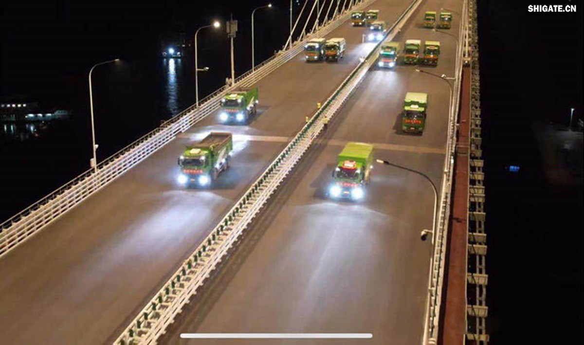 6月16日22時,世界最大跨度斜拉橋——常泰長江大橋燈火通明,車聲轟鳴,一場通車前的“極限挑戰”正緊張進行。30輛總重達1200噸的四軸加載車,分批列隊駛上橋面預先劃定的停靠點,并由提前布置在橋梁各關鍵部位的869個傳感器開展實時監測,采集測試數據。由此,大橋跨江公鐵合建段主橋橋梁荷載試驗全面啟動。 AA1GQ79M.jpg 這次荷載試驗覆蓋范圍具體包括1座主跨1208米斜拉橋、2座主跨388米鋼桁拱專用航道橋、1座非通航道孔橋以及南北兩座引橋,共設計119個靜載工況和111個動載工況。其中,最大對稱靜力加載工況將動用110輛四軸加載車,總重達4400噸。試驗將持續一周,分五個階段進行。試驗首日在錄安洲非通航孔橋和常州側公鐵合建段引橋實施。 常泰長江大橋是連通常州與泰興的跨江通道,是長江上首座集高速公路、城際鐵路和普通公路三種功能于一體的雙層復合型橋梁,計劃于今年年內基本建成。它的上層為雙向六車道高速公路,下層為雙線城際鐵路和普通公路。如此復雜的結構,如何確保它在未來百年服役中安全可靠?答案就藏在荷載試驗中。 AA1GQduQ.jpg 荷載試驗堪稱橋梁通車前的“綜合大考”,是確保橋梁安全運營的“體檢報告”。江蘇省交通工程建設局常泰長江大橋建設指揮部現場常務副指揮長夏鵬飛介紹,“荷載試驗是檢測橋梁結構安全和承載能力的重要手段,通過科學的加載測試和數據采集分析,驗證實際成橋狀態與理論設計的鍥合度,確保常泰長江大橋運營安全。”考慮到大橋主體采用鋼結構和鋼-混凝土組合結構,為最大限度減少晝夜溫差對測試數據的影響,所有試驗均安排在夜間實施。 通過一系列科學嚴謹的荷載測試,這座世界級多功能大橋的實際性能將得到充分檢驗,為常泰長江大橋后續安全通車運營提供至關重要的數據支撐。 6月16日22時,世界最大跨度斜拉橋——常泰長江大橋燈火通明,車聲轟鳴,一場通車前的“極限挑戰”正緊張進行。30輛總重達1200噸的四軸加載車,分批列隊駛上橋面預先劃定的停靠點,并由提前布置在橋梁各關鍵部位的869個傳感器開展實時監測,采集測試數據。由此,大橋跨江公鐵合建段主橋橋梁荷載試驗全面啟動。 AA1GQ79M.jpg 這次荷載試驗覆蓋范圍具體包括1座主跨1208米斜拉橋、2座主跨388米鋼桁拱專用航道橋、1座非通航道孔橋以及南北兩座引橋,共設計119個靜載工況和111個動載工況。其中,最大對稱靜力加載工況將動用110輛四軸加載車,總重達4400噸。試驗將持續一周,分五個階段進行。試驗首日在錄安洲非通航孔橋和常州側公鐵合建段引橋實施。 常泰長江大橋是連通常州與泰興的跨江通道,是長江上首座集高速公路、城際鐵路和普通公路三種功能于一體的雙層復合型橋梁,計劃于今年年內基本建成。它的上層為雙向六車道高速公路,下層為雙線城際鐵路和普通公路。如此復雜的結構,如何確保它在未來百年服役中安全可靠?答案就藏在荷載試驗中。 AA1GQduQ.jpg 荷載試驗堪稱橋梁通車前的“綜合大考”,是確保橋梁安全運營的“體檢報告”。江蘇省交通工程建設局常泰長江大橋建設指揮部現場常務副指揮長夏鵬飛介紹,“荷載試驗是檢測橋梁結構安全和承載能力的重要手段,通過科學的加載測試和數據采集分析,驗證實際成橋狀態與理論設計的鍥合度,確保常泰長江大橋運營安全。”考慮到大橋主體采用鋼結構和鋼-混凝土組合結構,為最大限度減少晝夜溫差對測試數據的影響,所有試驗均安排在夜間實施。 通過一系列科學嚴謹的荷載測試,這座世界級多功能大橋的實際性能將得到充分檢驗,為常泰長江大橋后續安全通車運營提供至關重要的數據支撐。