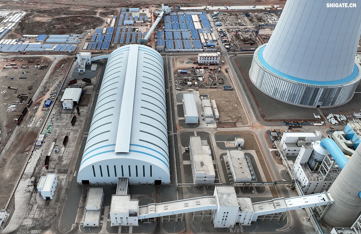 9月4日，我國首個“沙戈荒”新能源外送基地——新疆華電哈密2×100萬千瓦煤電項目建成投產，經過為期半個多月試運行，狀況良好。在該項目建設過程中，河鋼集團舞鋼公司高端容器鋼板替代進口，獨家用于項目所需國內首批100萬千瓦高效超超臨界純燃新疆高堿煤鍋爐等核心設備的制作，為國家重點新能源項目建設作出突出貢獻。    新疆華電哈密2×100萬千瓦煤電項目是國家十四五重點能源項目，新疆天山北麓戈壁能源基地重要組成部分，也是我國首個“沙戈荒”新能源外送基地首批機組和“疆電入渝”首批電源項目。新疆天山北麓戈壁能源基地通過“風光火熱儲一體化”模式，推動新能源高比例外送，對優化電力資源配置、促進區域協調發展具有重要意義。    640.jpg     河鋼集團舞鋼公司依靠科技創新和技術進步，不斷提升核心競爭力。圍繞市場和客戶需求，在產品創新上下足功夫，做到研發一代、生產一代、儲備一代，加快鋼鐵產品由“原料級”向“材料級”轉變，不斷提升產品價值和客戶服務能力。針對項目方要樹立“戈壁綠電新標桿”的理念，河鋼集團舞鋼公司與參建單位聯合，為其生產項目核心關鍵設備提供所需鋼板。在生產過程中，科技人員創新工藝，在冶煉、軋鋼環節增加3項附加要求，嚴格跟蹤工藝執行，攻克了鋼板表面質量易波動等行業難題，確保了鋼板各項指標完全滿足客戶需求并按期交付。    新疆華電哈密2×100 萬千瓦煤電項目是國家“十四五” 重點能源項目，也是“疆電入渝”工程的重要配套電源。項目位于哈密三塘湖戈壁腹地，規劃裝機容量200萬千瓦。江西水電承建了該項目輸煤系統建筑安裝工程，包括輸煤棧橋、轉運站、碎煤機室等關鍵設施。自2024年4月開工以來，面對施工現場自然環境惡劣和緊張工期等諸多不利因素，江西水電項目團隊齊心協力、迎難而上，精心組織、科學管理，統籌抓好安全、質量和進度，全力推動項目建設，確保了輸煤系統全線設備安裝、調試工作順利完成，為機組燃煤供應提供了可靠保障，為首臺機組投產奠定了堅實基礎。    b1e903722c7a4f6b8aa0be1839829f67.jpg    在項目建設過程中，江西水電項目團隊始終堅持高標準、嚴要求，積極與各參建單位協同作戰，克服了一個又一個技術難題。特別是在1號機組順利通過168小時試運行后，項目團隊乘勝追擊，加快推進2號機組建設，僅用兩個月時間就實現了2號機組的投產，安全、優質、高效地完成了既定目標，實現年內1號、2號機組雙投。    據了解，新疆華電哈密 2×100 萬千瓦煤電項目采用了國產高效超超臨界間接空冷燃煤機組，配套建設了封閉式煤場和210米高鋼結構間冷塔，具有顯著的技術優勢和環保效益。投產后，該項目每年預計可向重慶輸送電力超360億千瓦時，并支撐建設1020萬千瓦新能源項目，每年新增綠電249億千瓦時，在保障能源供應的同時，為我國碳達峰碳中和目標的實現貢獻積極力量。